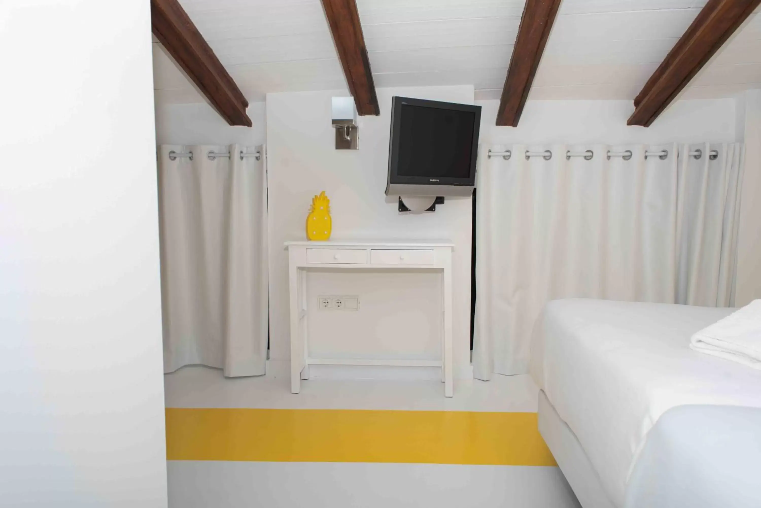 Bedroom, TV/Entertainment Center in Hotel Almunia