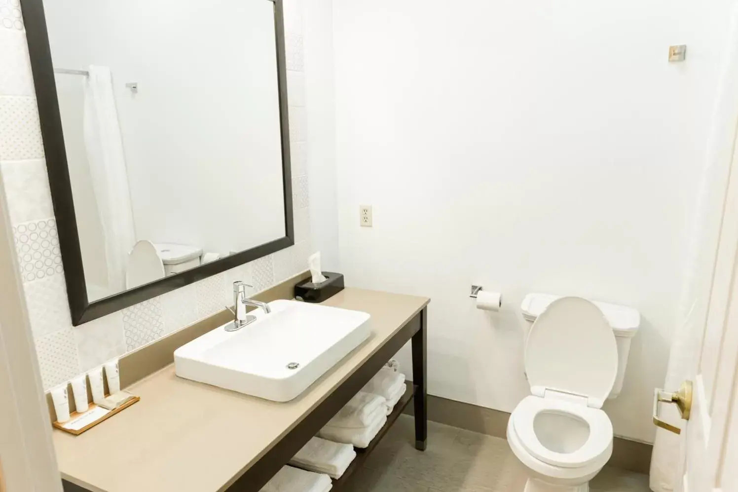 Bathroom in Country Inn & Suites by Radisson, Helen, GA