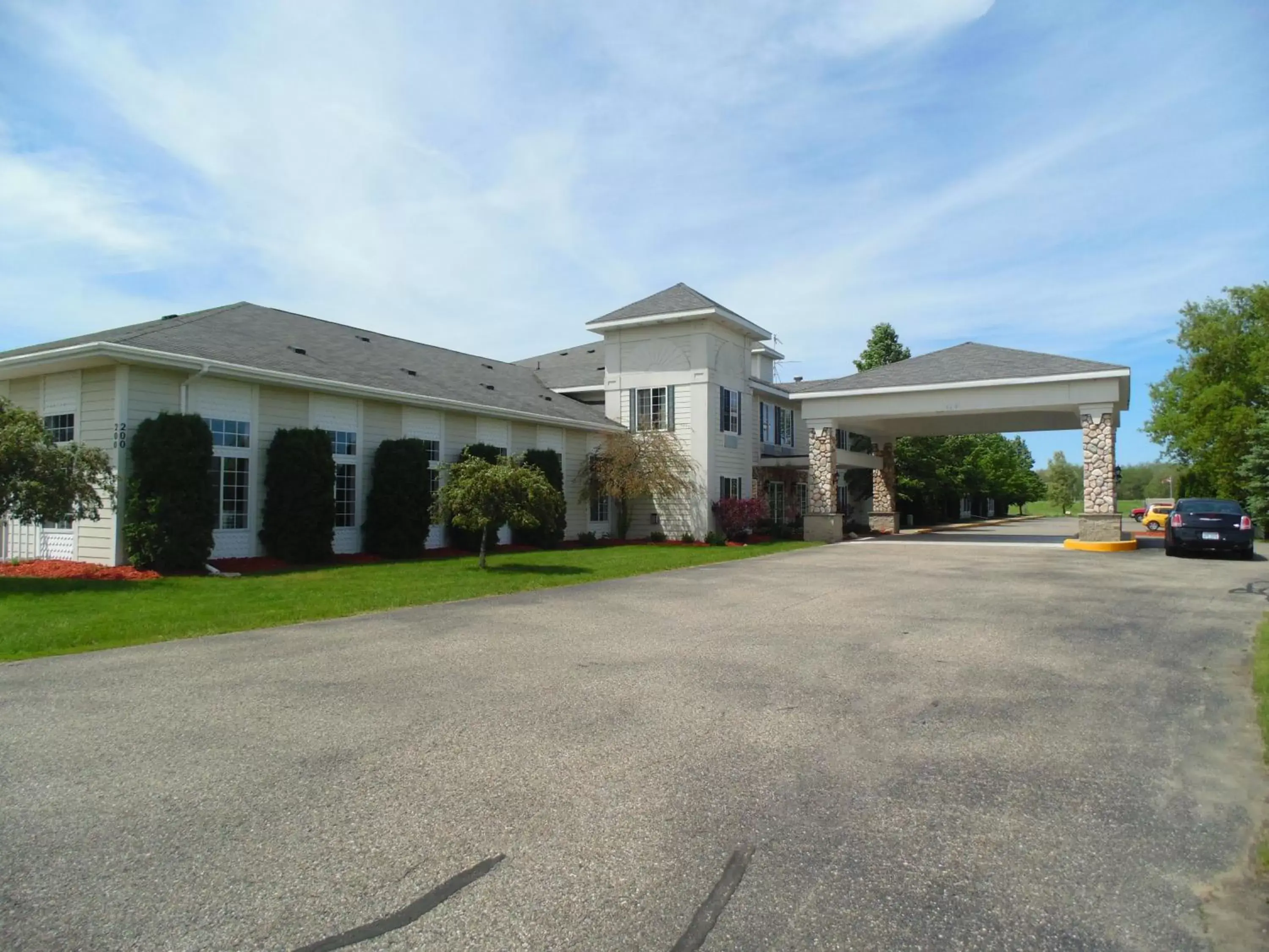 Facade/entrance, Property Building in American Inn and Suites Houghton Lake