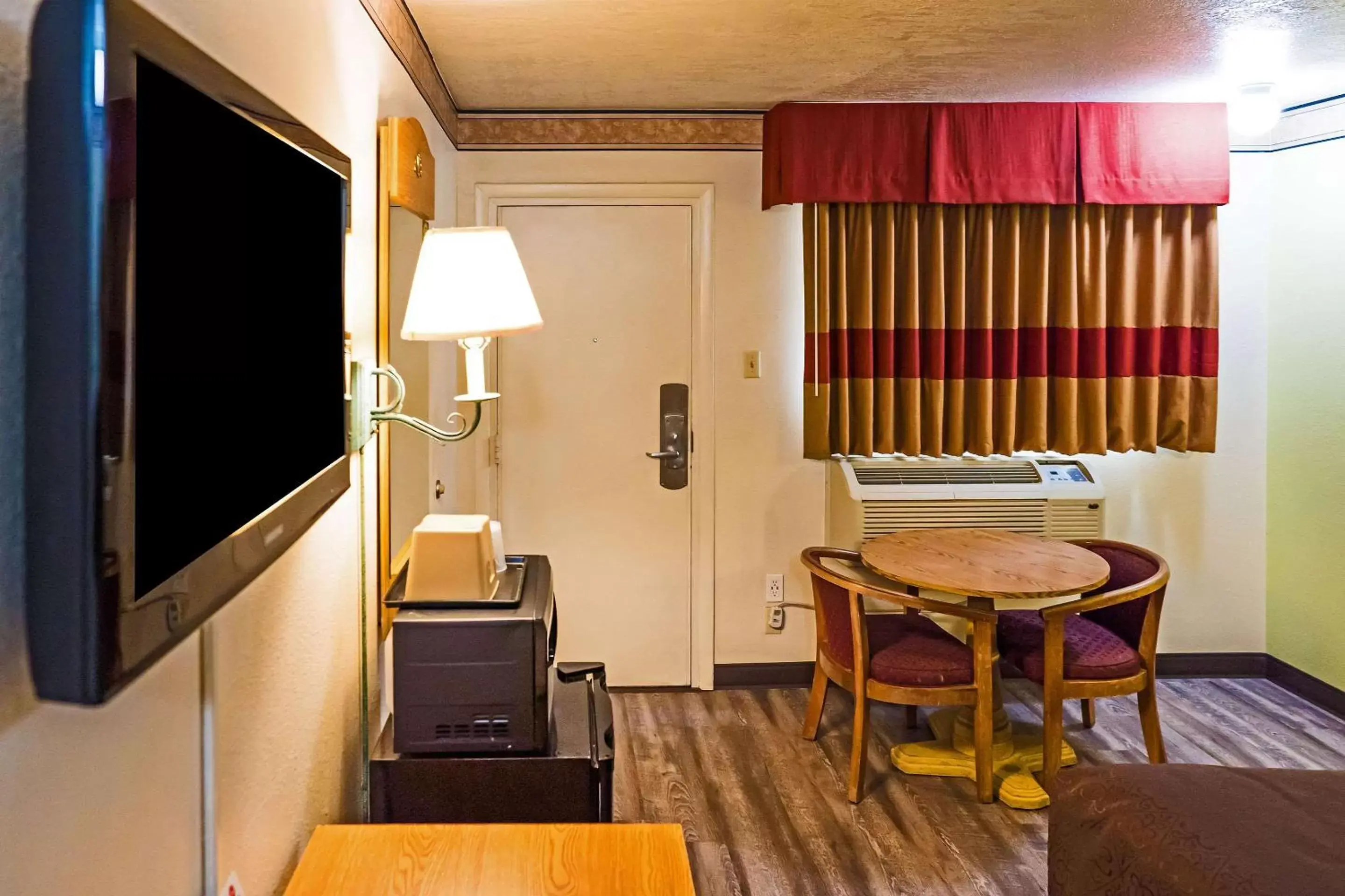 Bedroom, Dining Area in Rodeway Inn Albuquerque Downtown on Rt 66