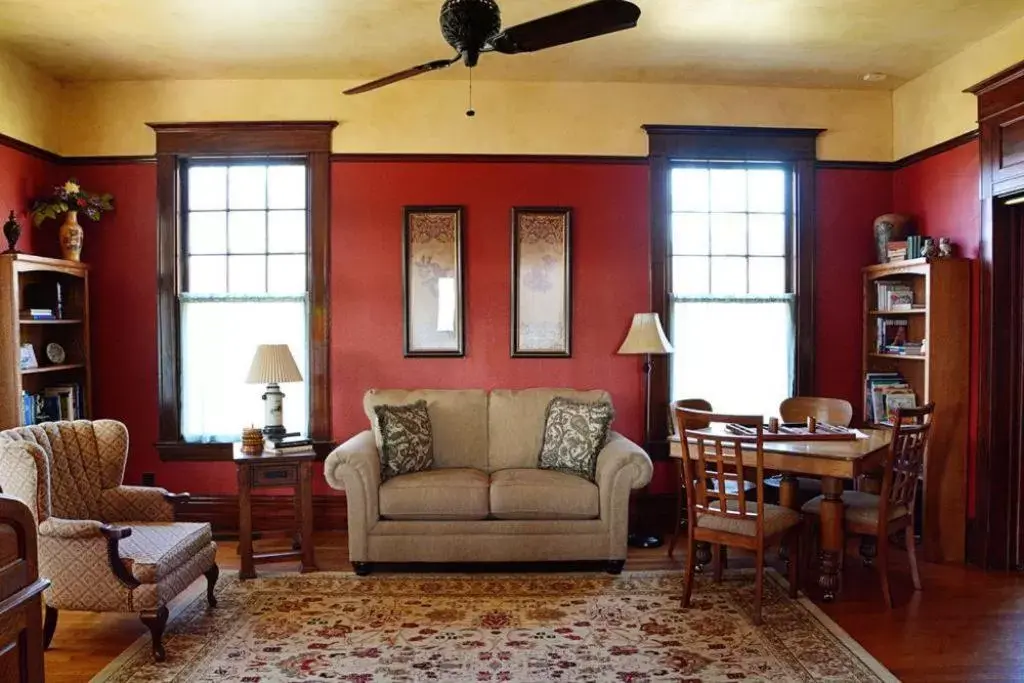 Living room, Seating Area in Iron Horse Inn