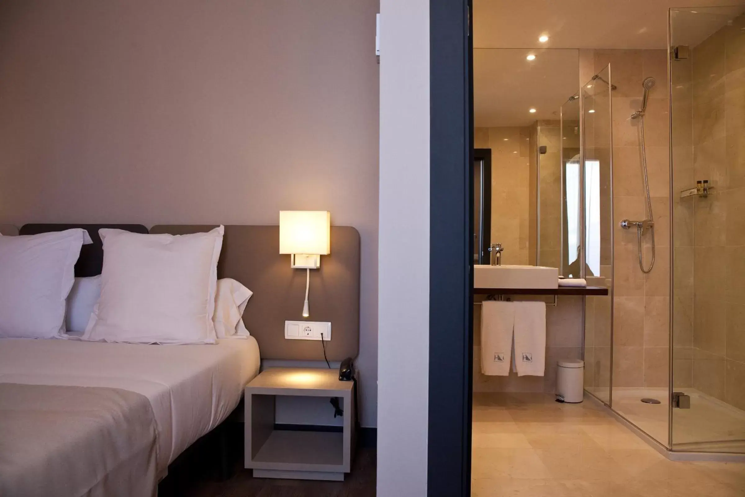 Toilet, Bed in May Ramblas Hotel
