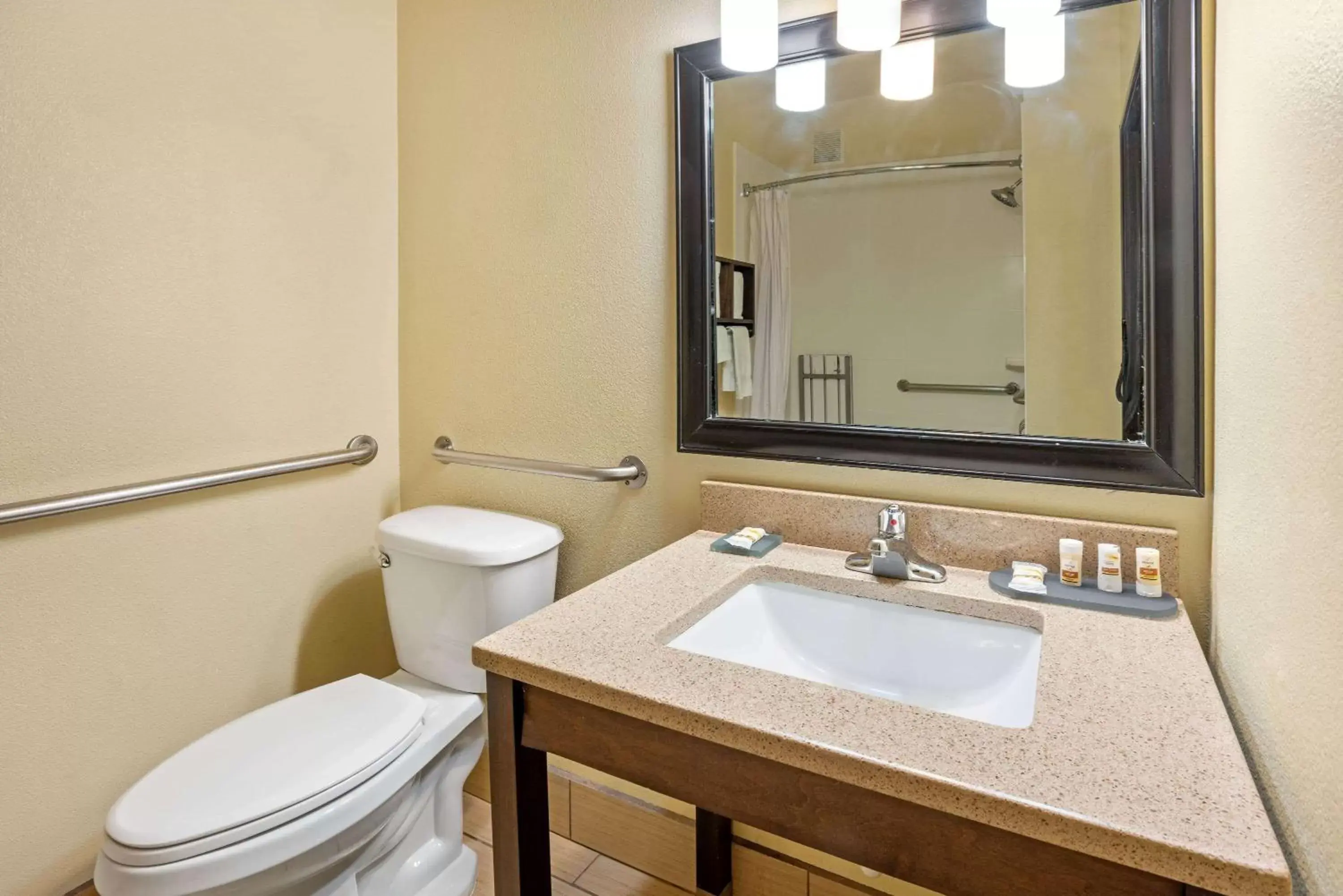 Bathroom in La Quinta by Wyndham Boise Airport