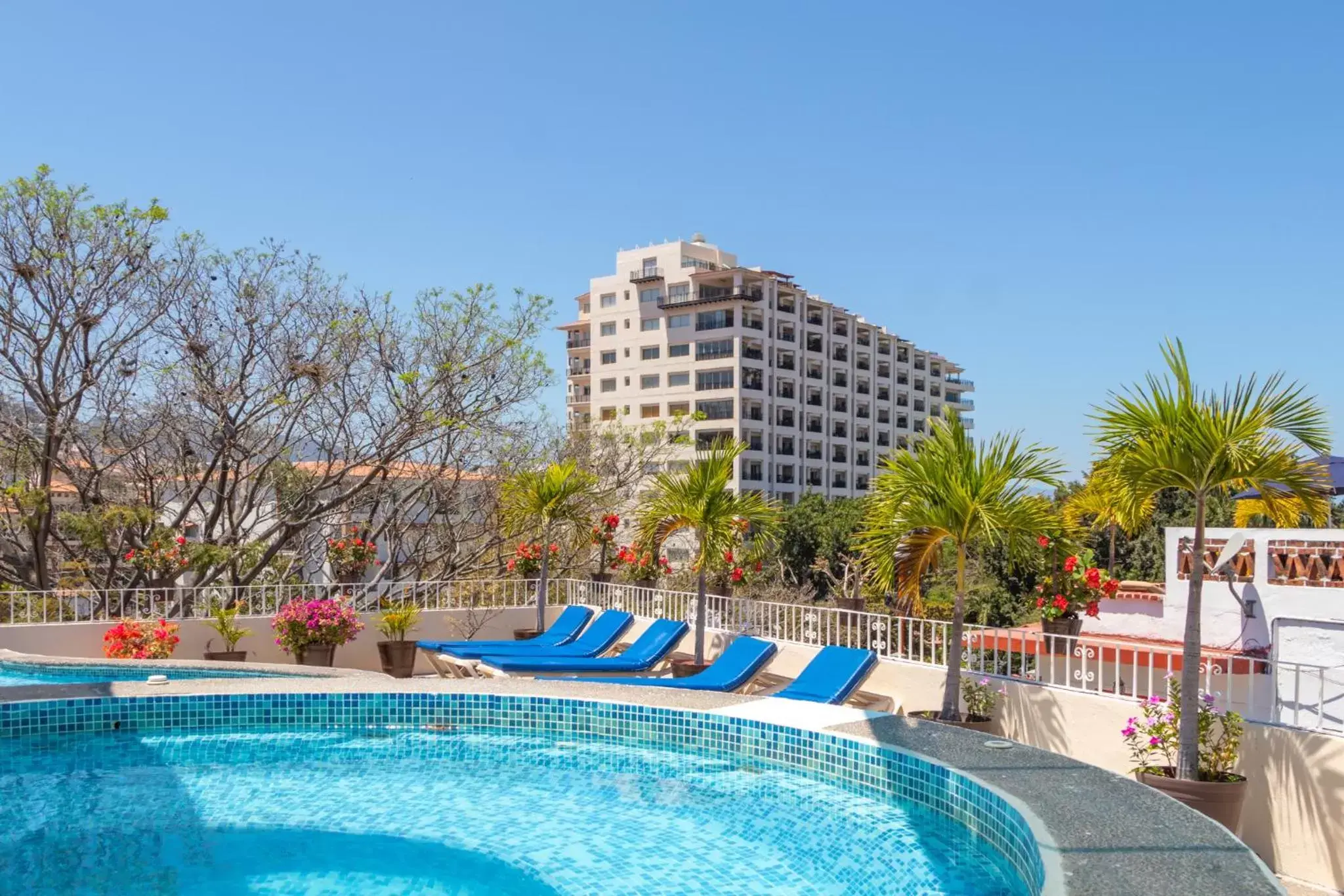 Balcony/Terrace, Swimming Pool in Suites Plaza del Rio - Family Hotel Malecón Centro