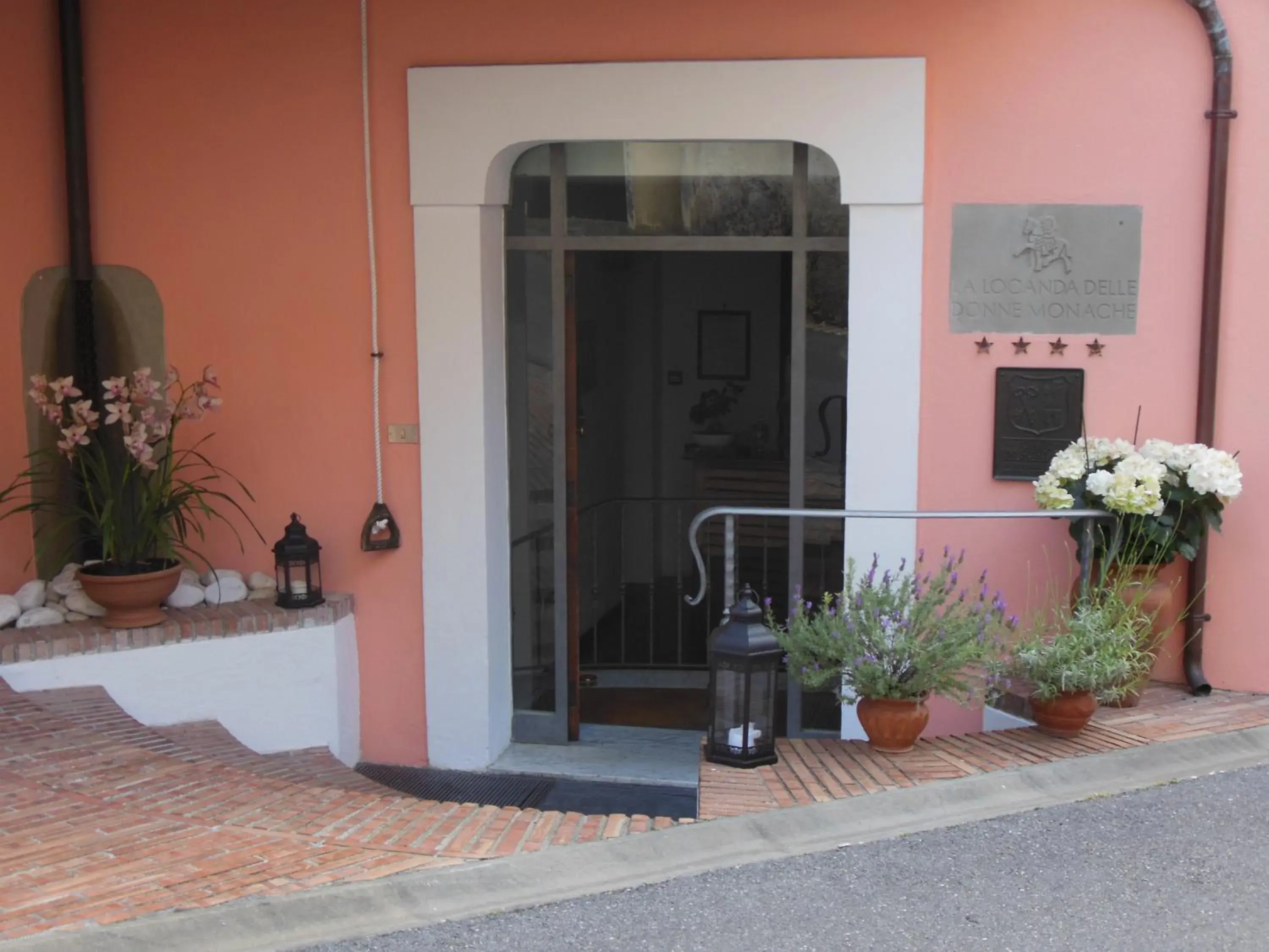 Facade/entrance in La Locanda Delle Donne Monache