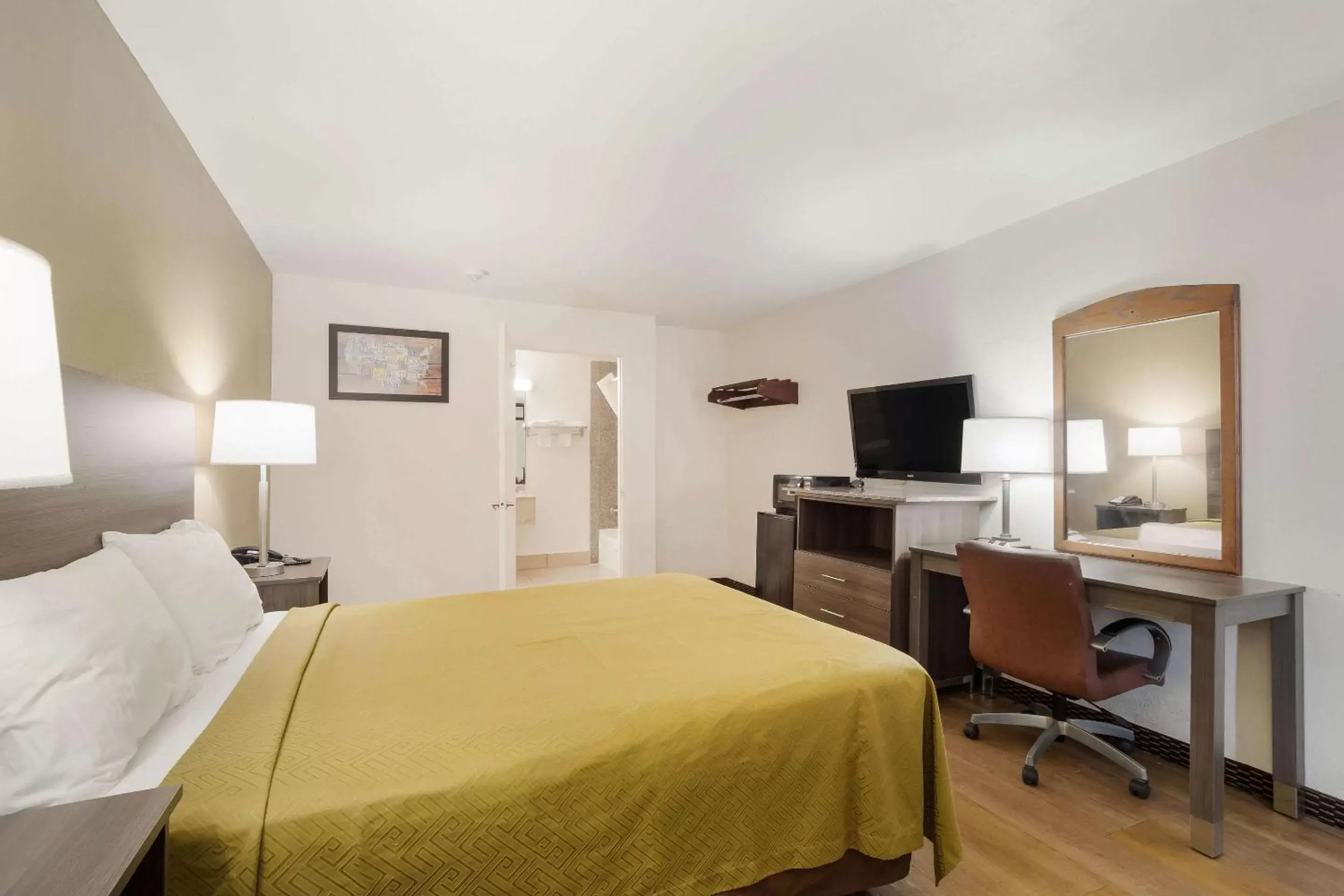 Photo of the whole room, Bed in Econo Lodge Goose Creek