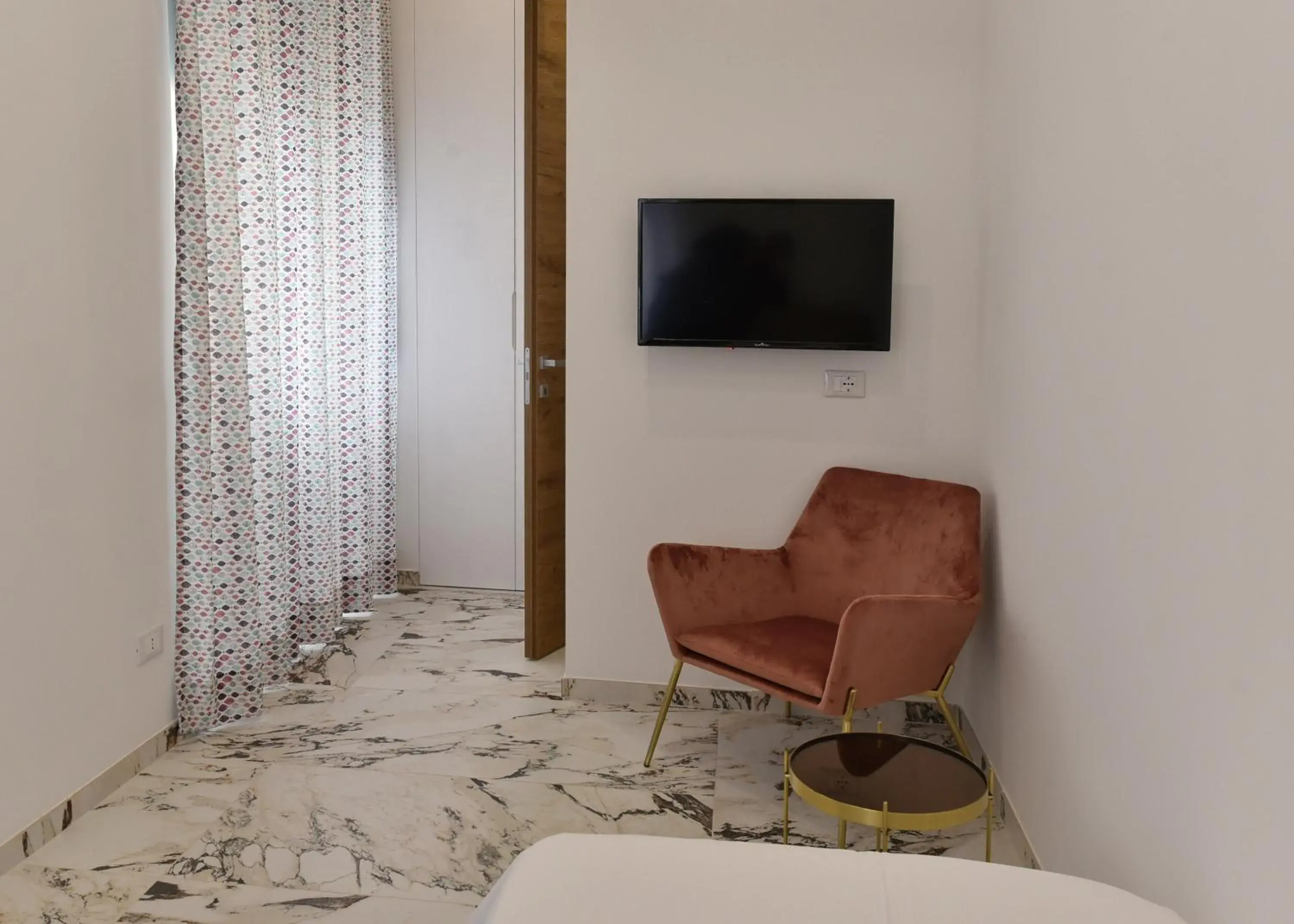 Bedroom, TV/Entertainment Center in Hotel Exclusive