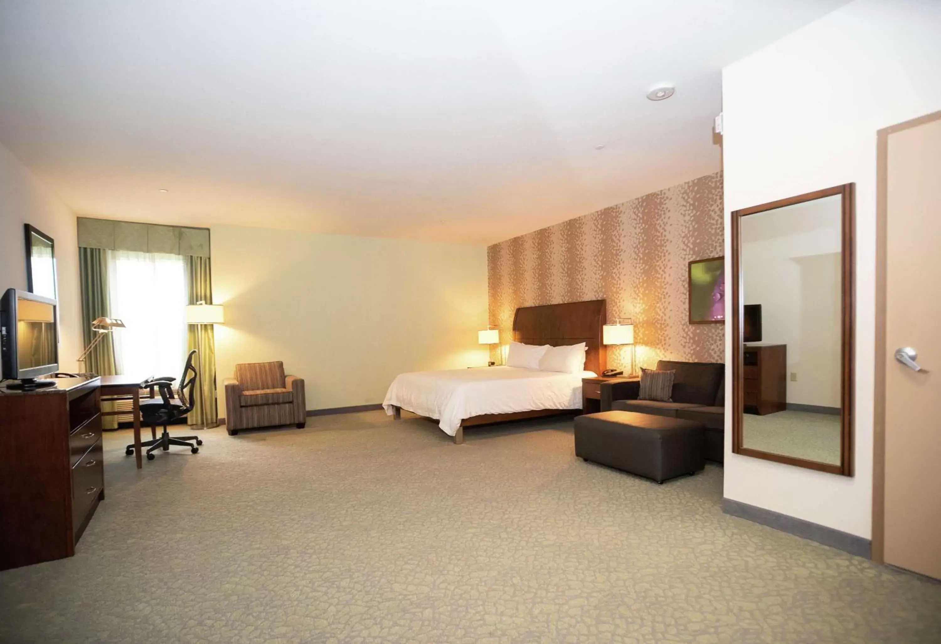 Bedroom, Bed in Hilton Garden Inn Covington/Mandeville Bedroom, Bed in Hilton Garden Inn Covington/Mandeville