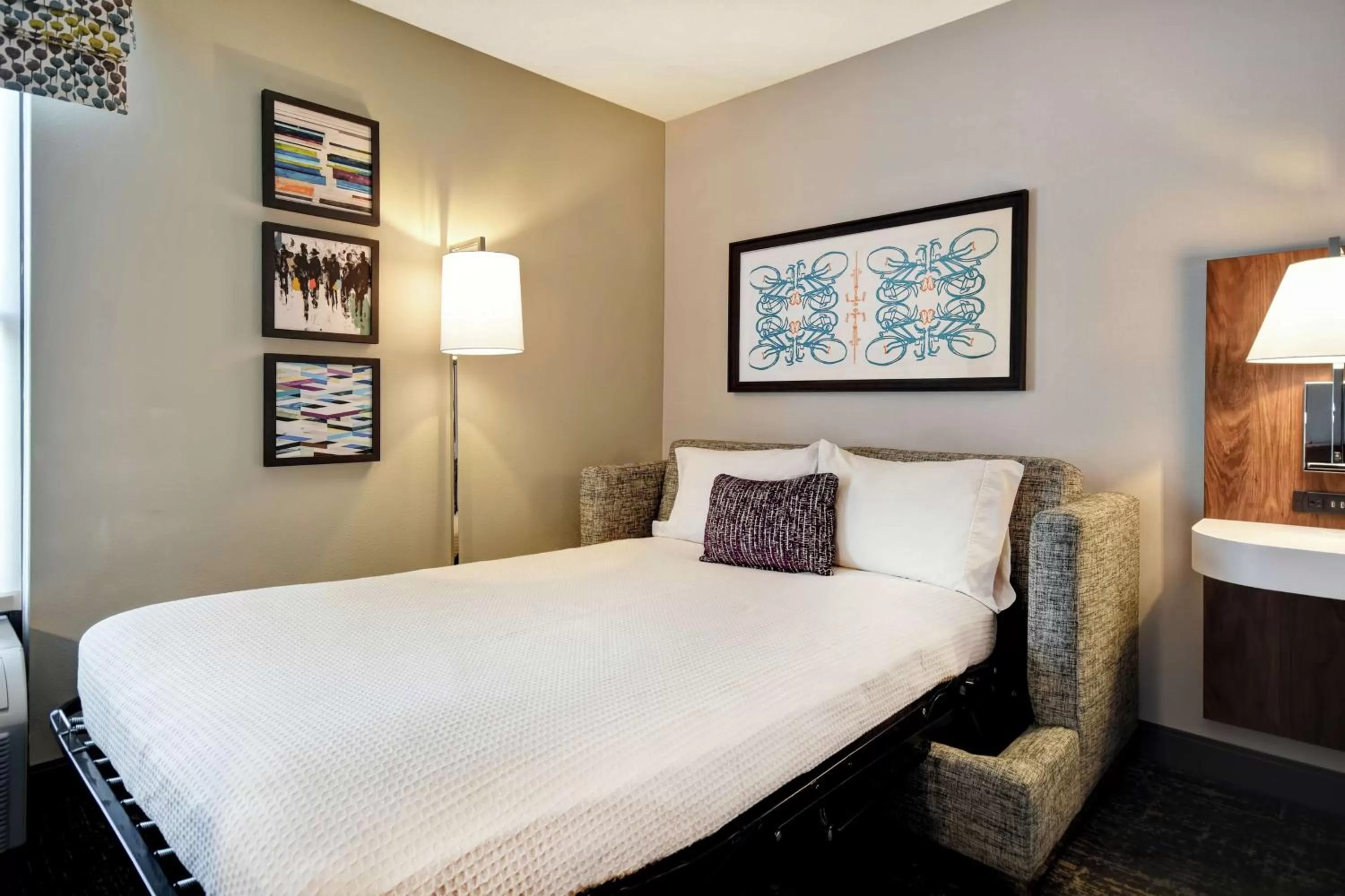 Living room, Bed in Hampton Inn Atlanta-Mall Of Georgia