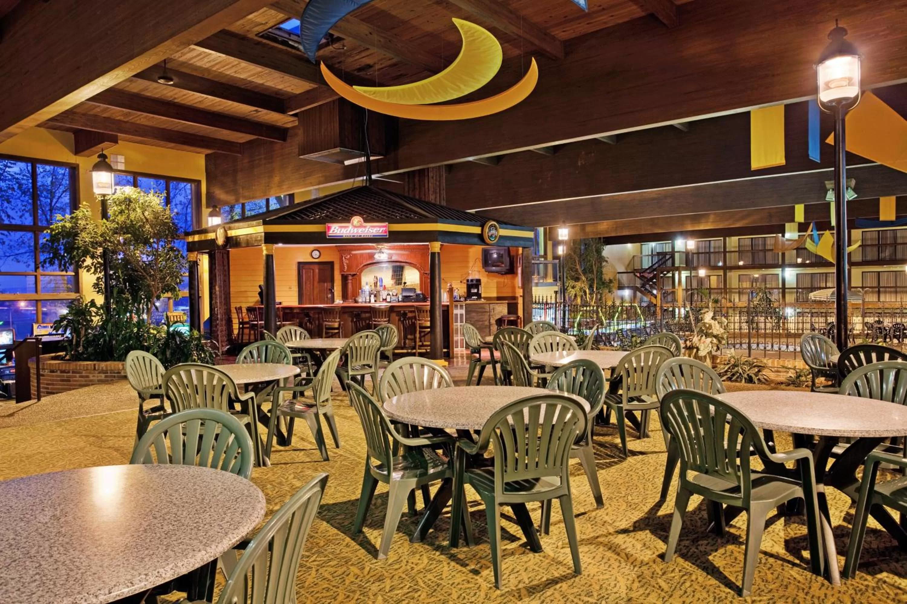 Lounge or bar in Holiday Inn At Six Flags Saint Louis by IHG