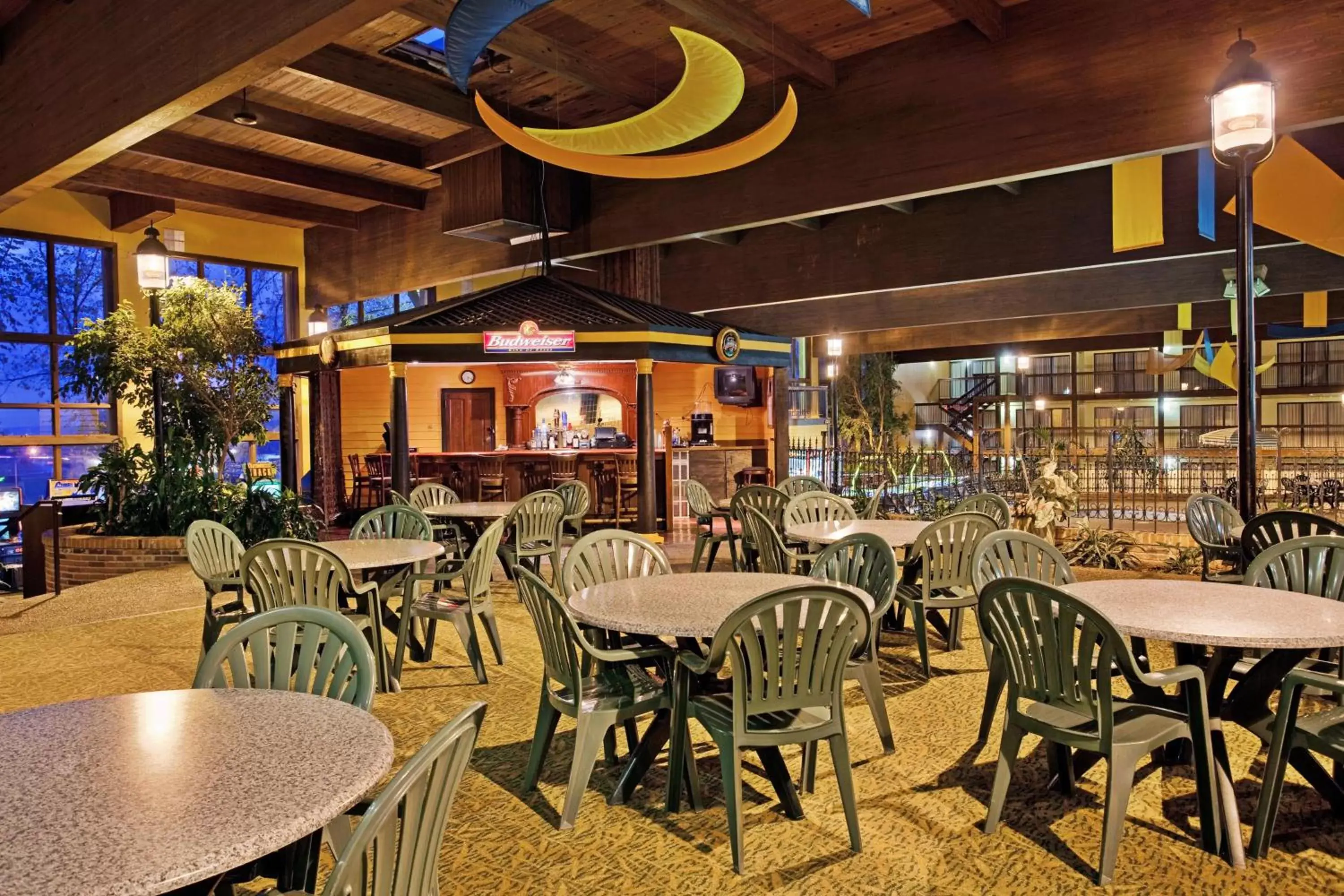 Lounge or bar, Restaurant/Places to Eat in Holiday Inn At Six Flags Saint Louis, an IHG Hotel