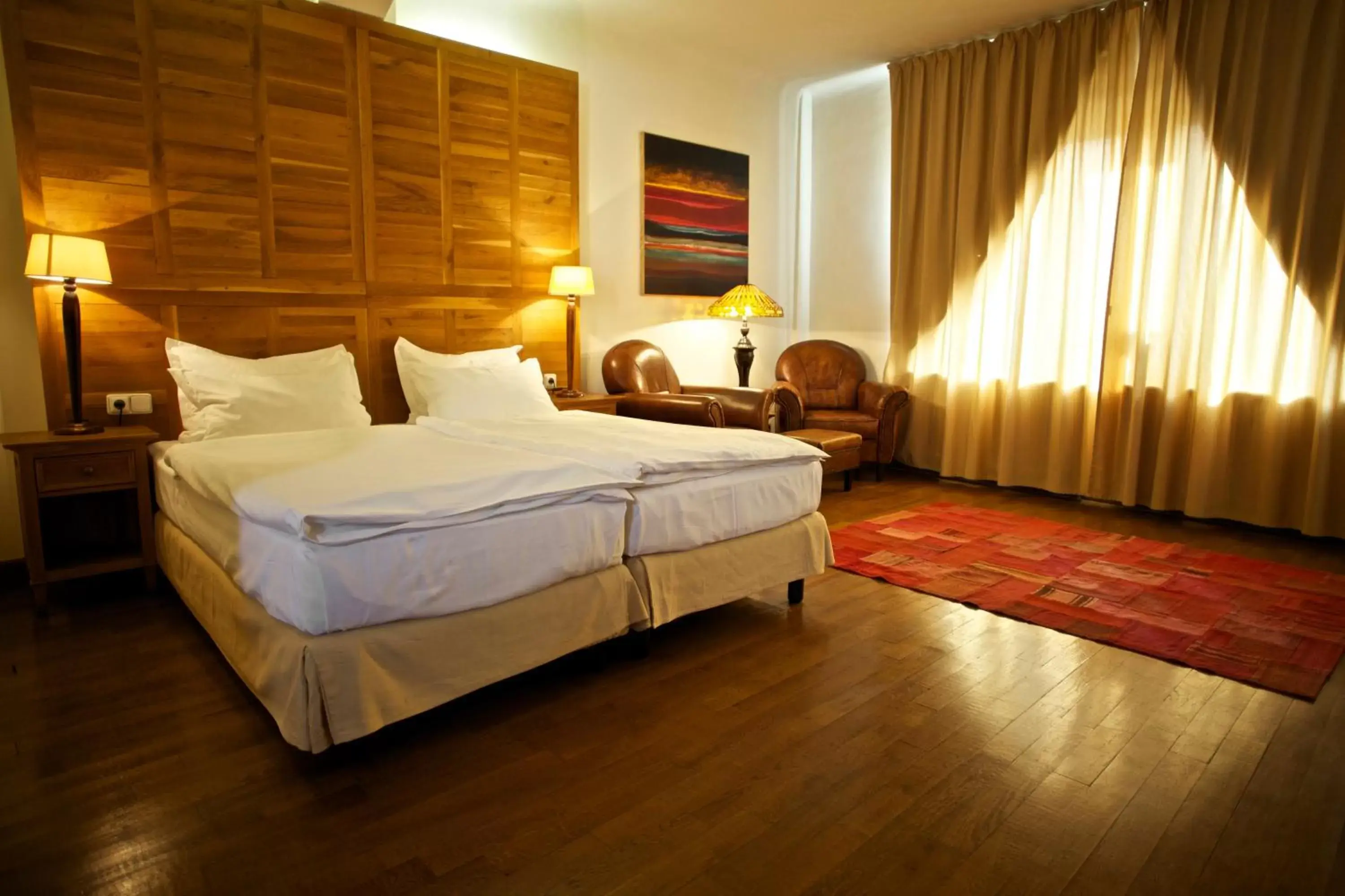 Photo of the whole room, Bed in Rembrandt Hotel