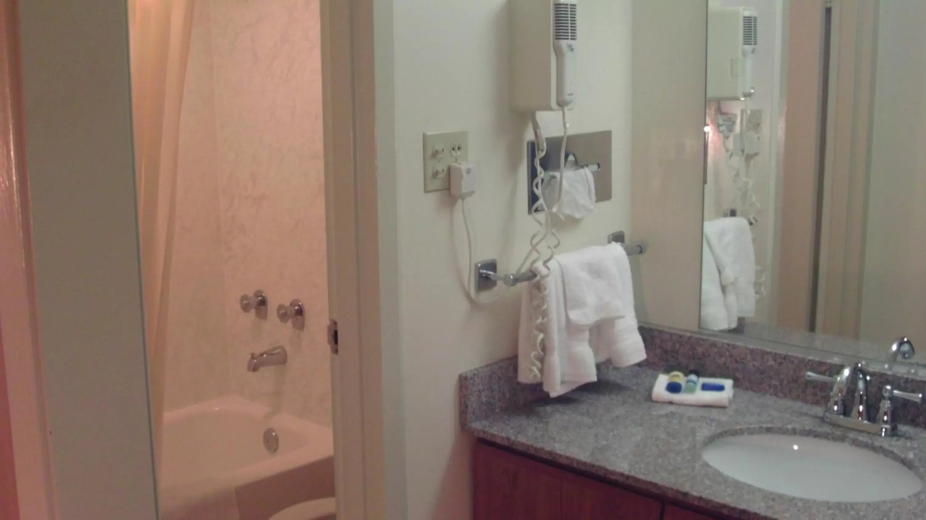 King Room with Roll-in Shower - Disability Access/Non-Smoking in Best Western State Fair Inn