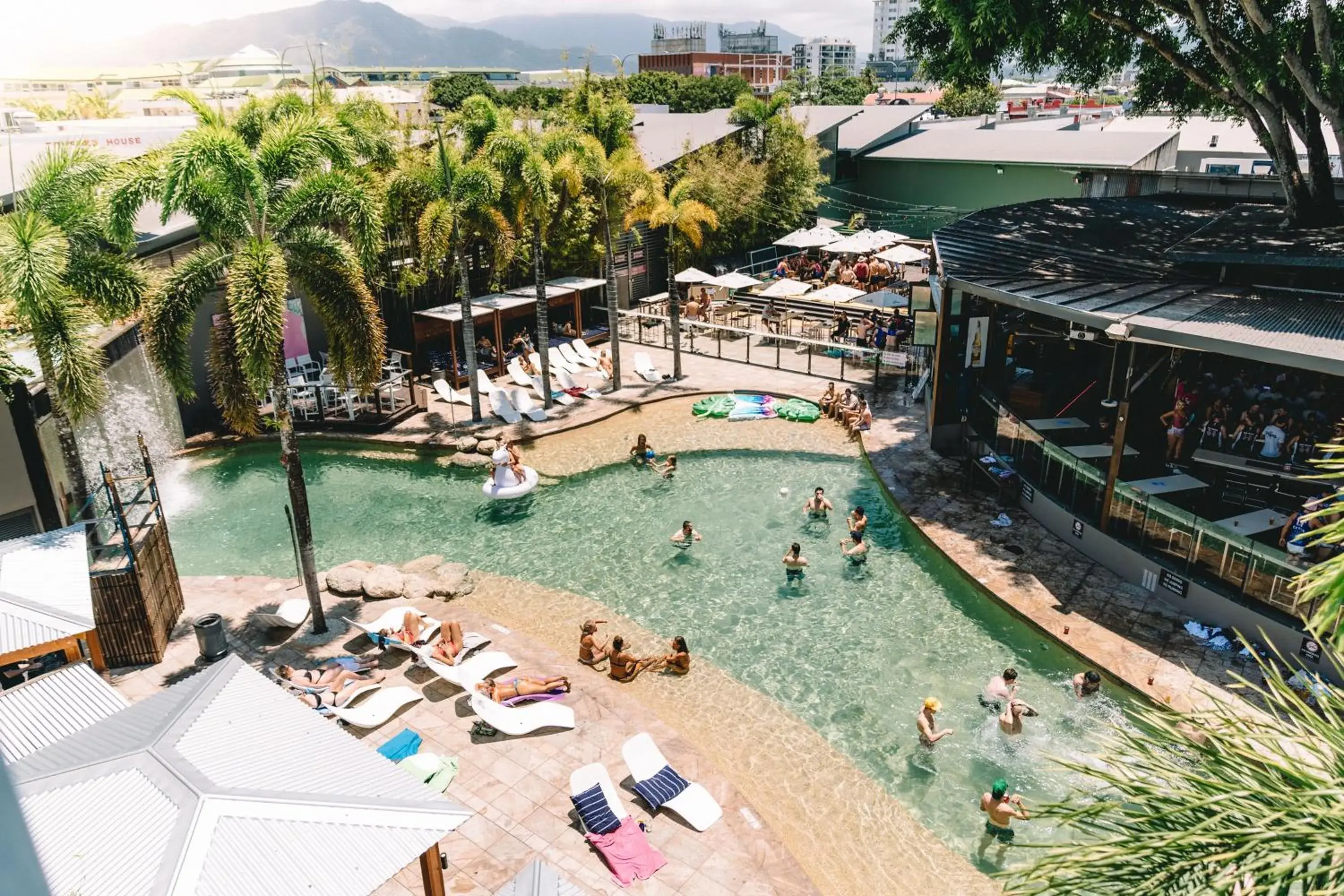 Bird's eye view, Bird's-eye View in Gilligan's Backpacker Hotel & Resort Cairns