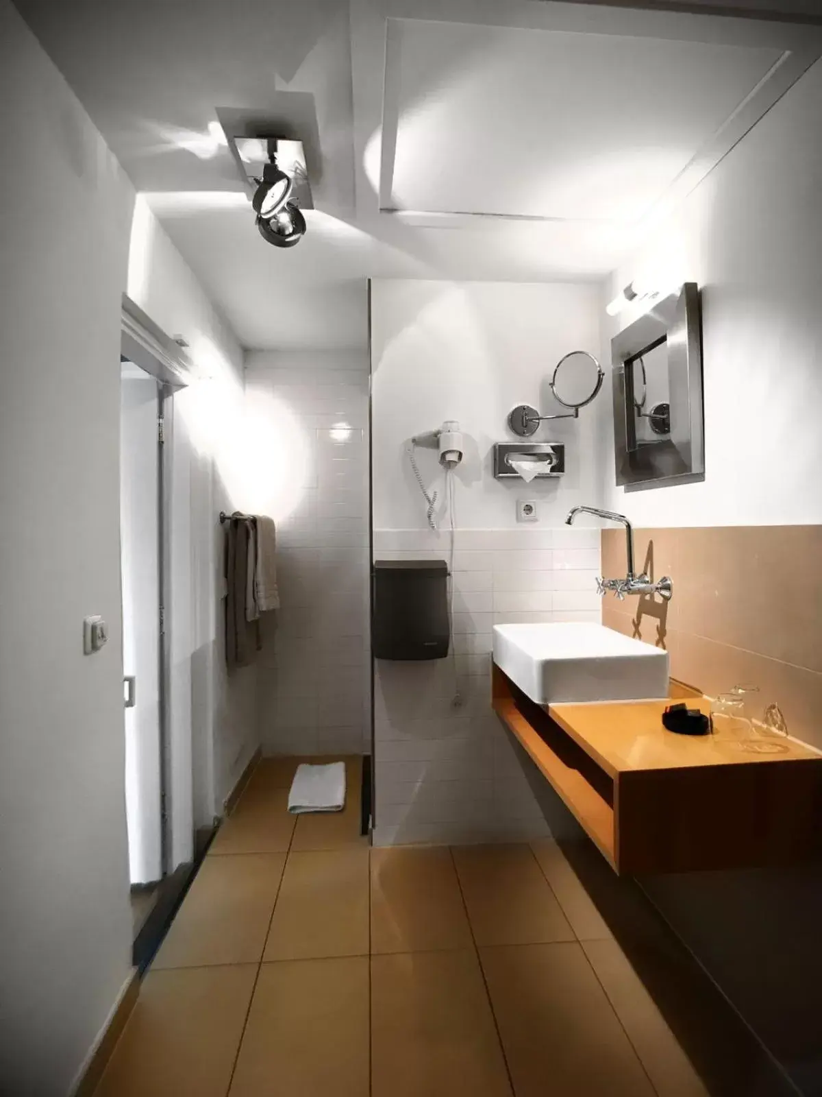 Shower, Bathroom in Hotel ML