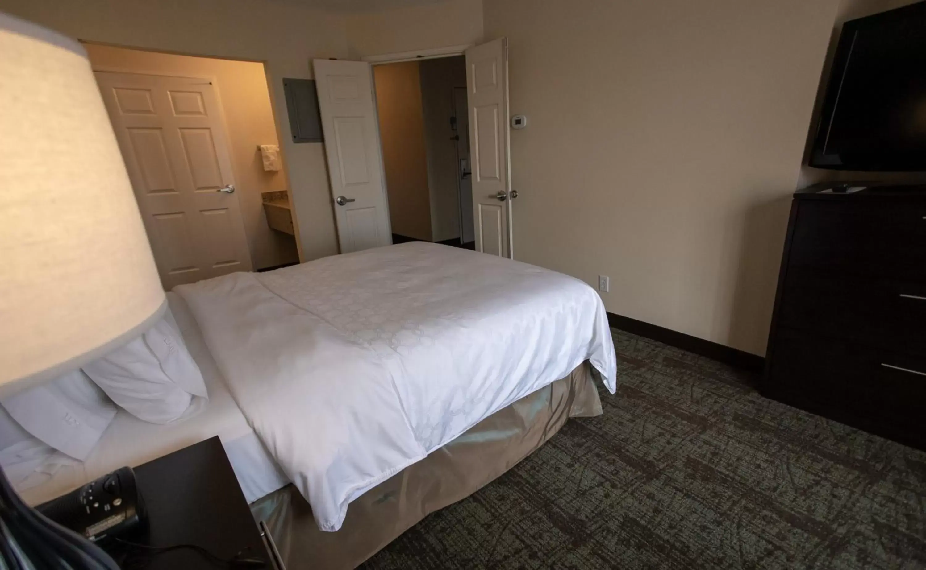 Bed in Staybridge Suites Silicon Valley - Milpitas, an IHG Hotel