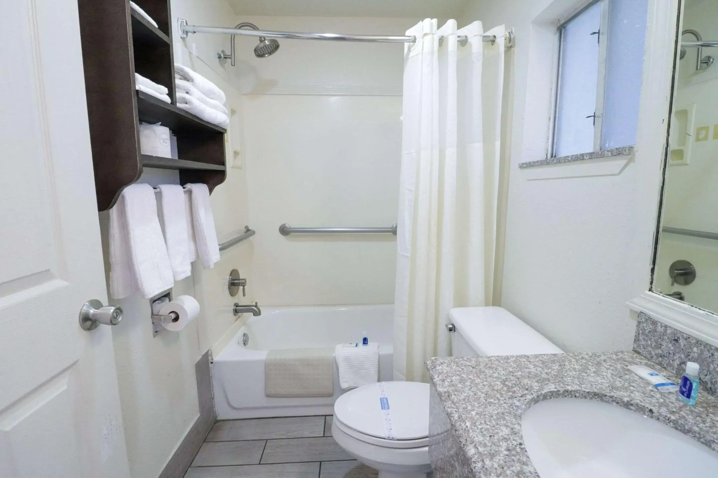 Bedroom, Bathroom in Rodeway Inn San Antonio Lackland AFB - SeaWorld