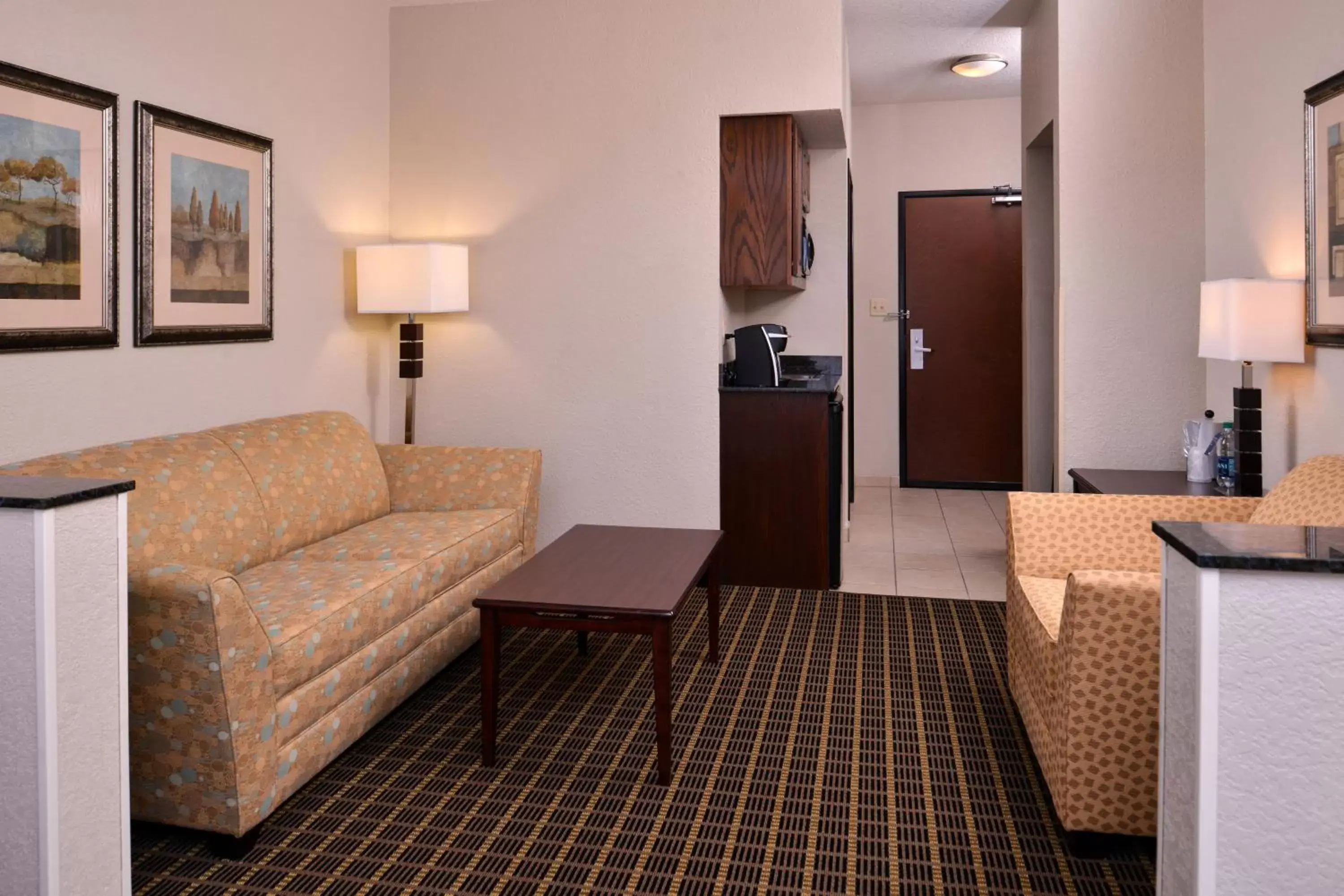 Photo of the whole room, Seating Area in Holiday Inn Express & Suites Pittsburg, an IHG Hotel