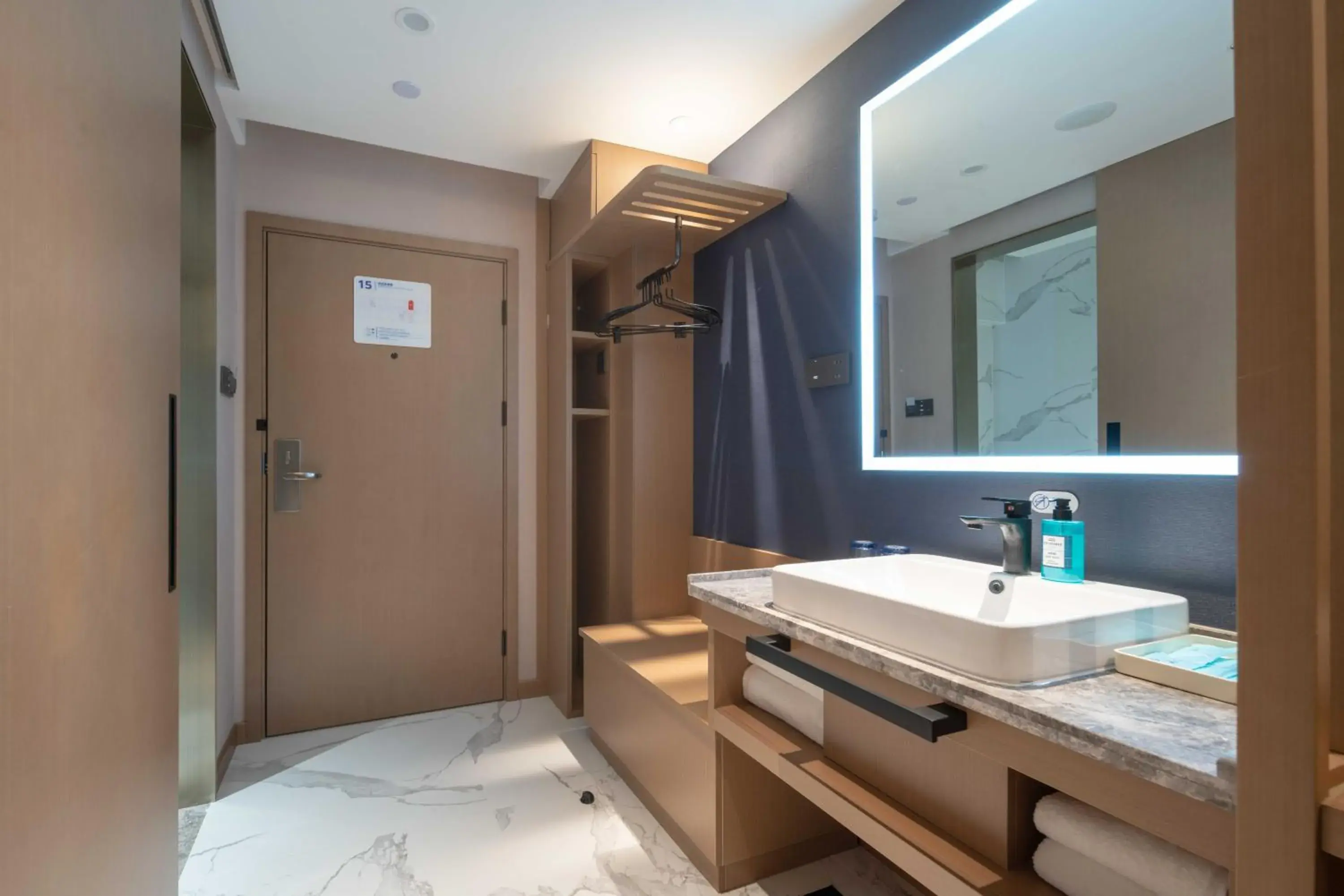 Photo of the whole room, Bathroom in Holiday Inn Express Nanchang Bayi Square