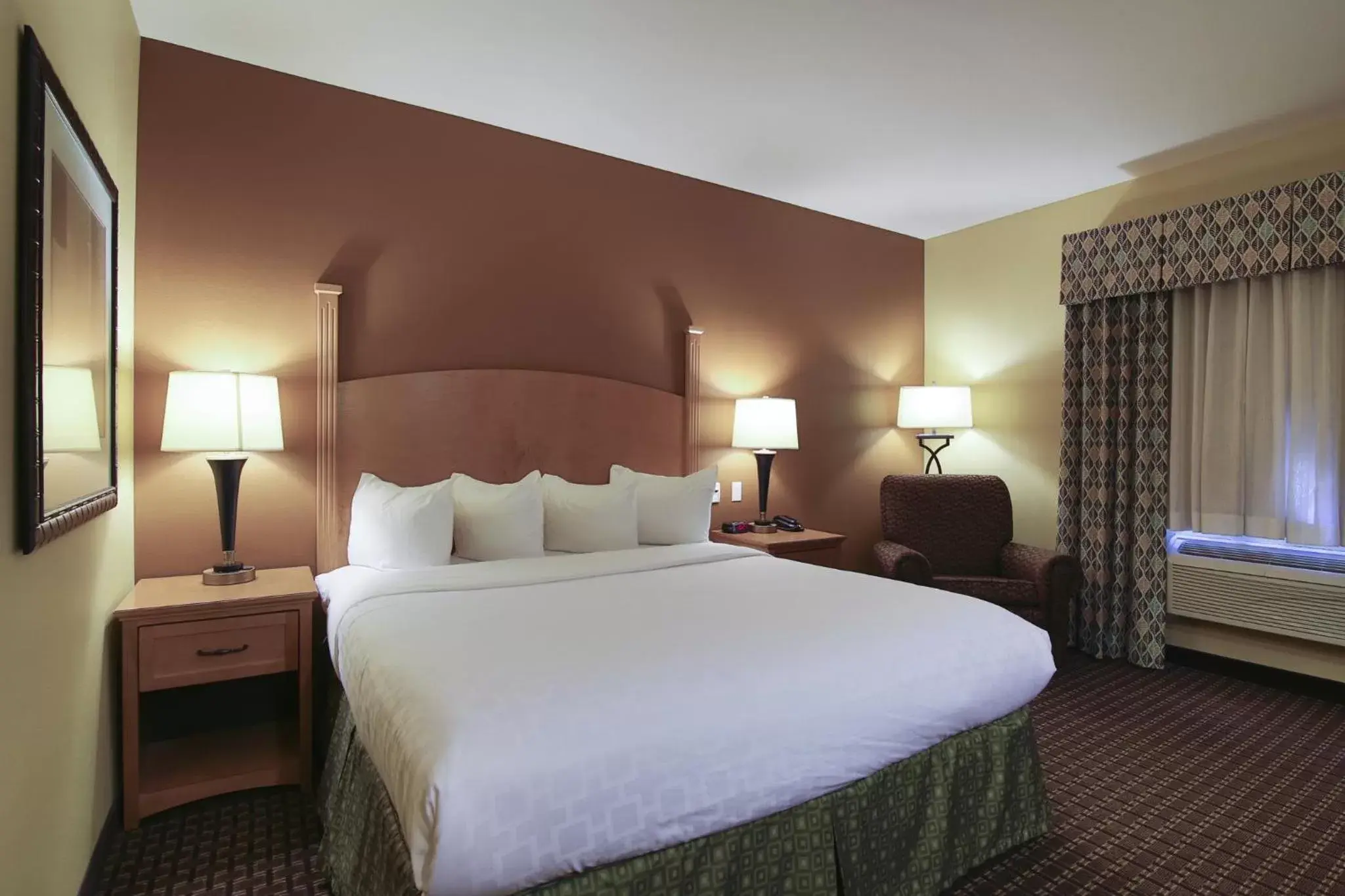 Bed in Hawthorn Suites by Wyndham Minot