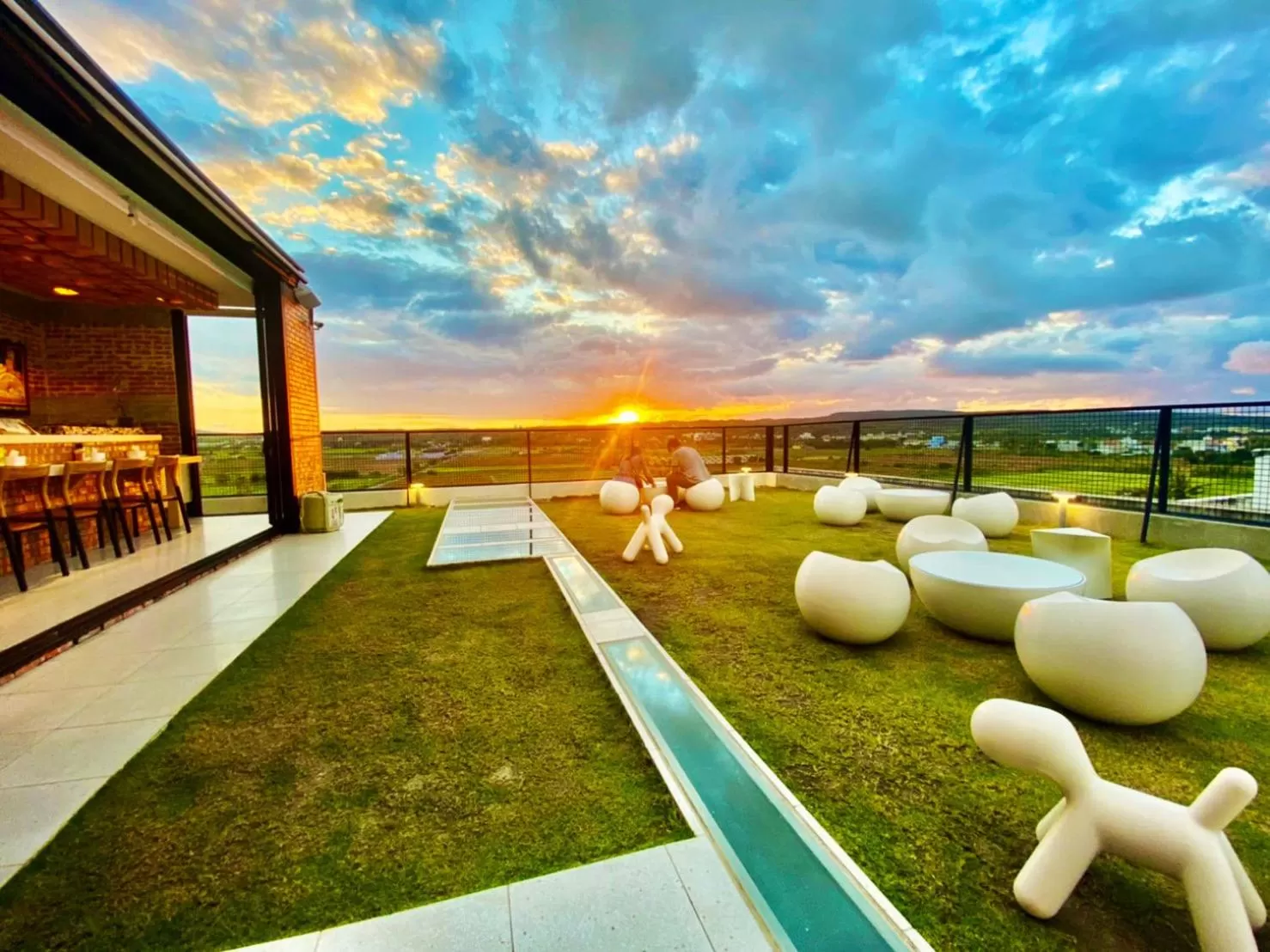 Restaurant/places to eat in FFF Hotel