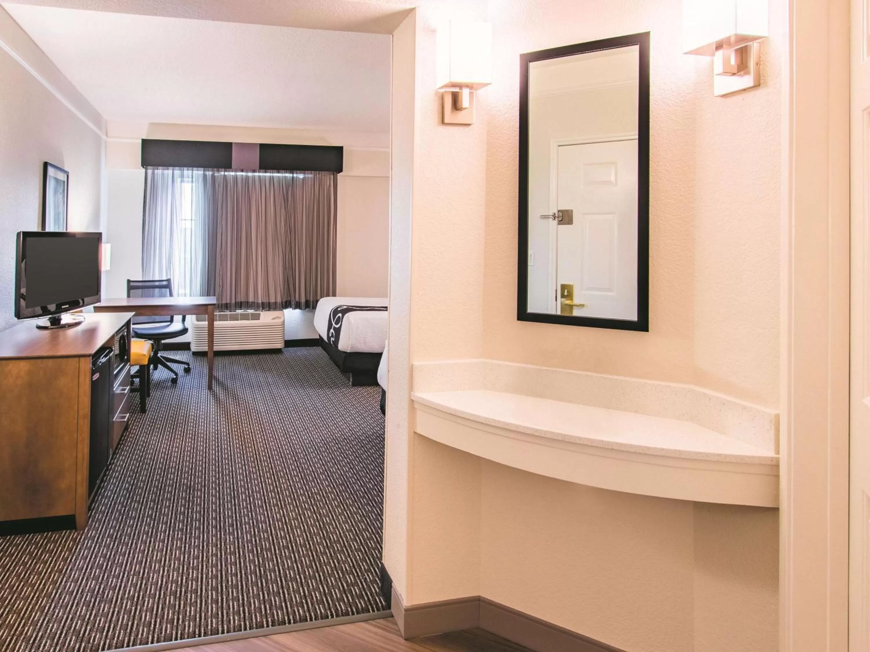 Photo of the whole room in La Quinta by Wyndham Fort Worth City View