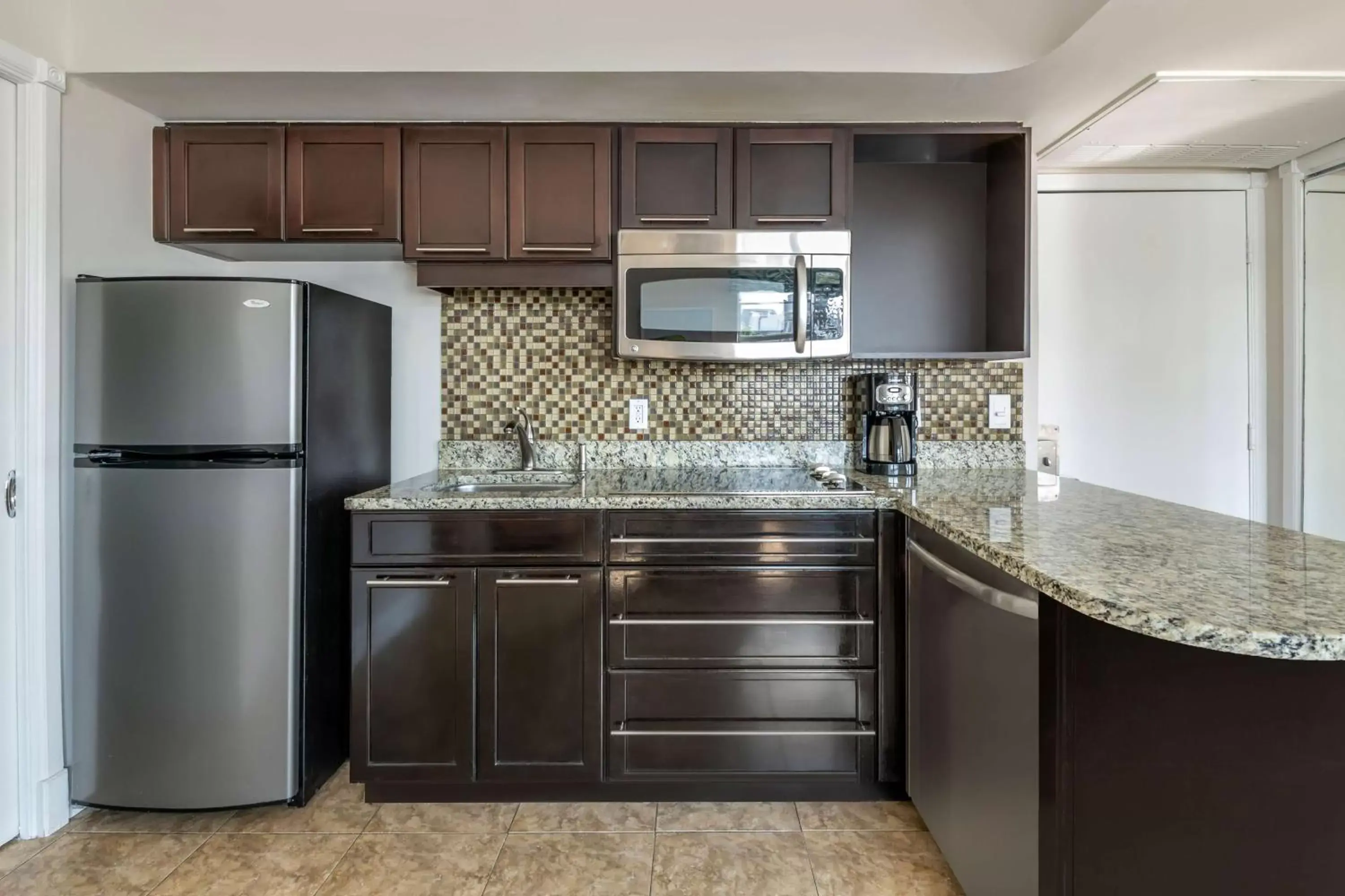 Kitchen or kitchenette, Kitchen/Kitchenette in Hilton Vacation Club Crescent on South Beach Miami