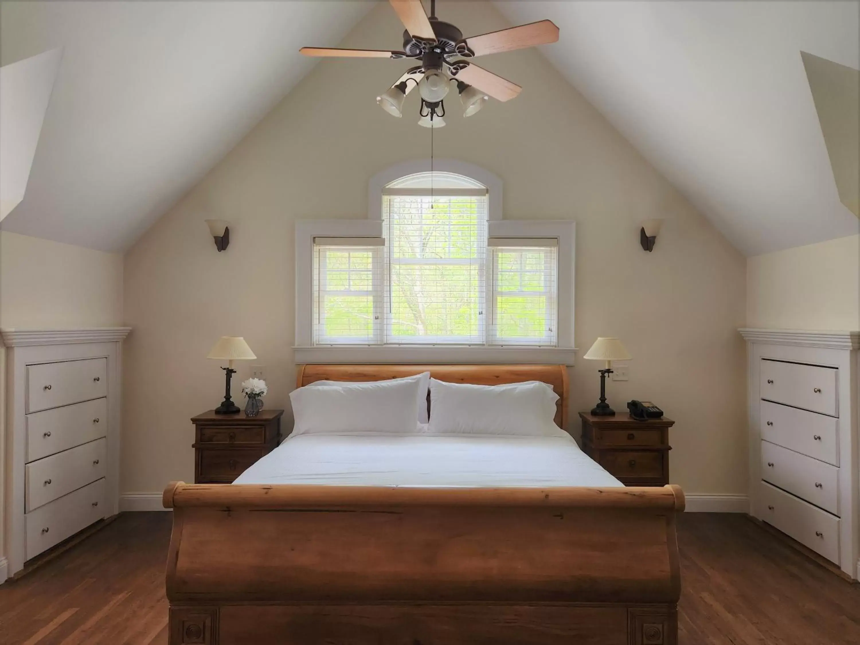 Bedroom, Bed in The Wainscott Inn