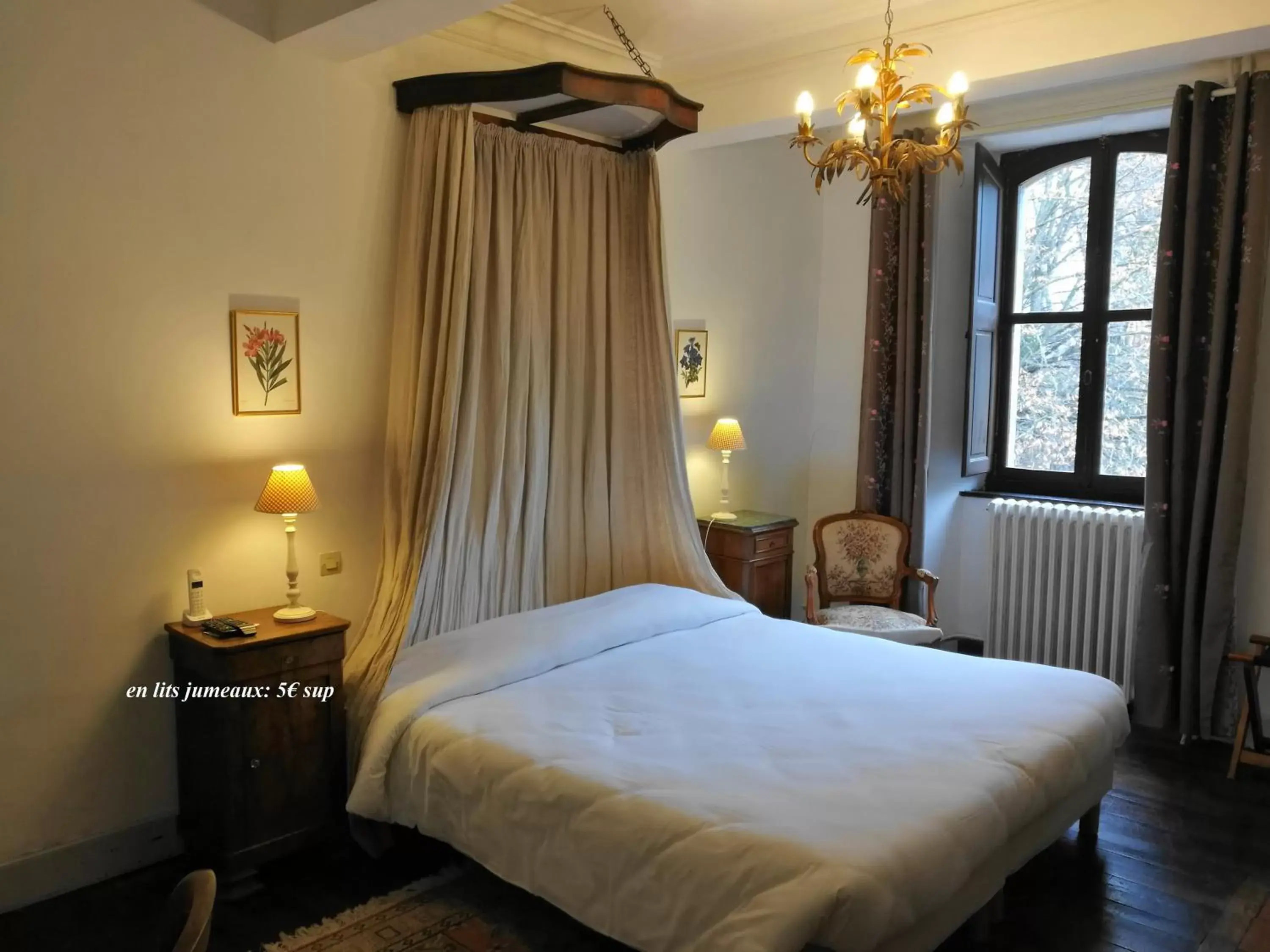 Bedroom, Bed in Hotel Logis - Chateau de Beauregard