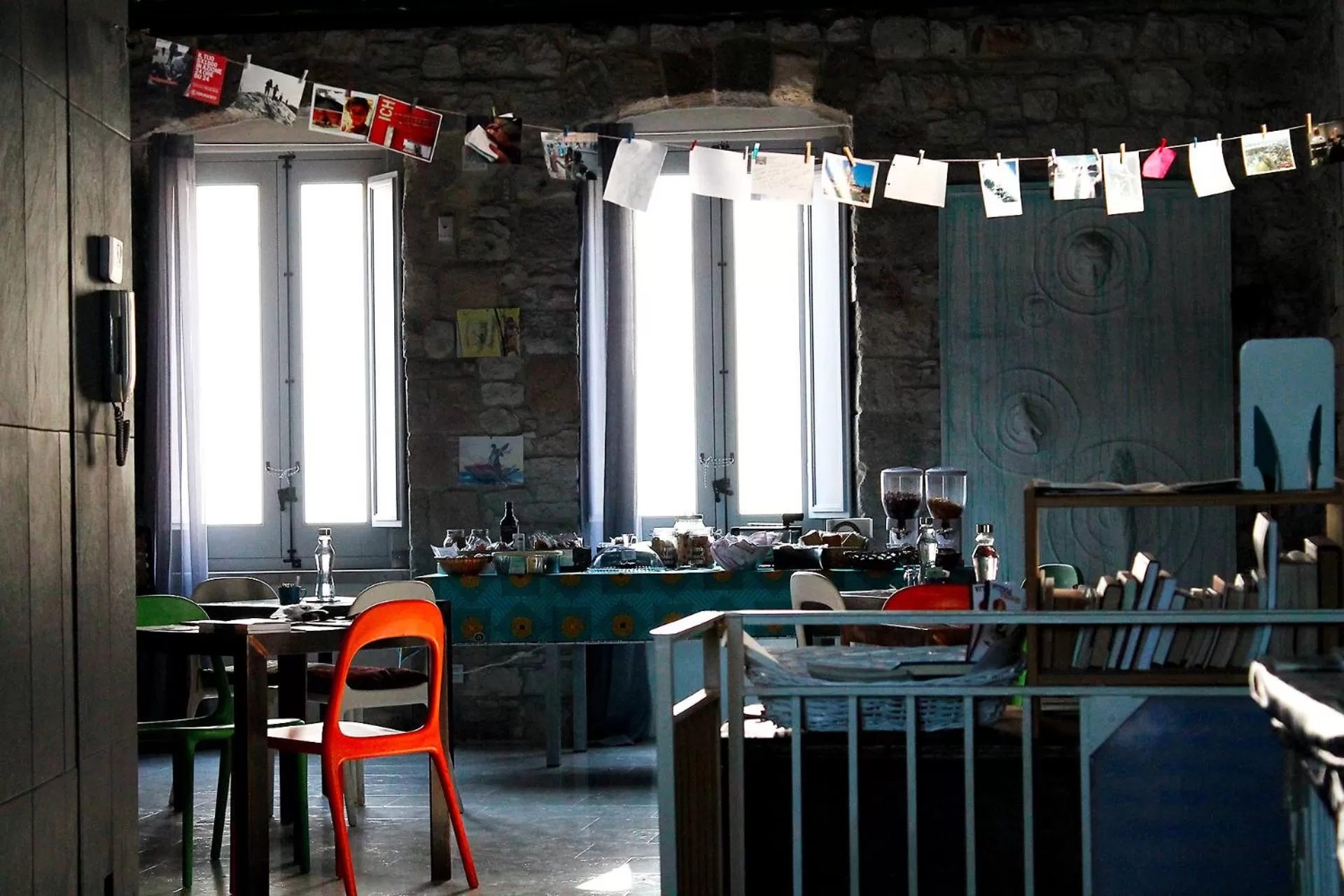 Communal lounge/ TV room in Il Mulino di Amleto - Bed and Breakfast letterario