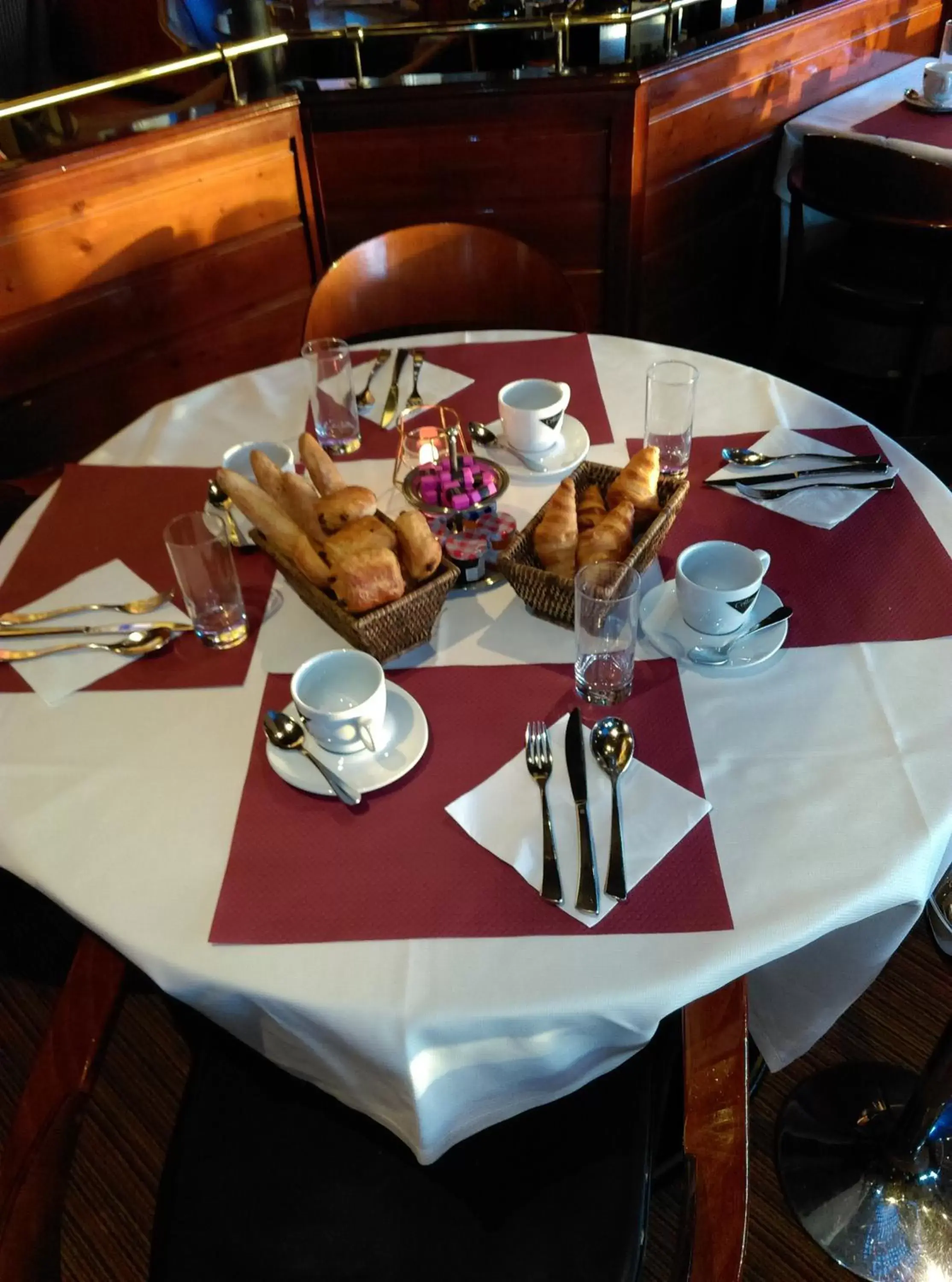 Continental breakfast, Restaurant/Places to Eat in Le Querrien