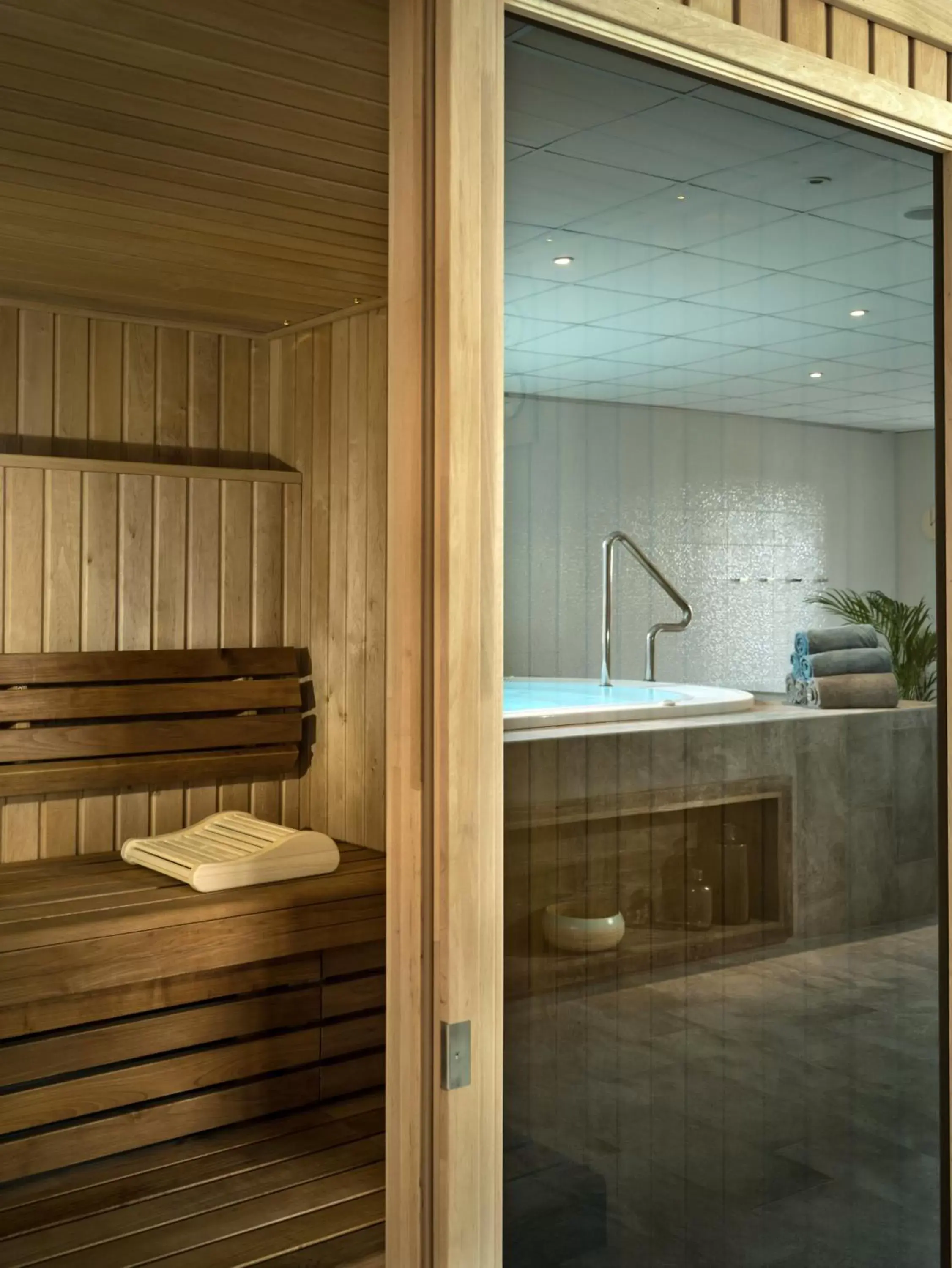Sauna, Kitchen/Kitchenette in Best Western Hôtel De La Cité & Spa