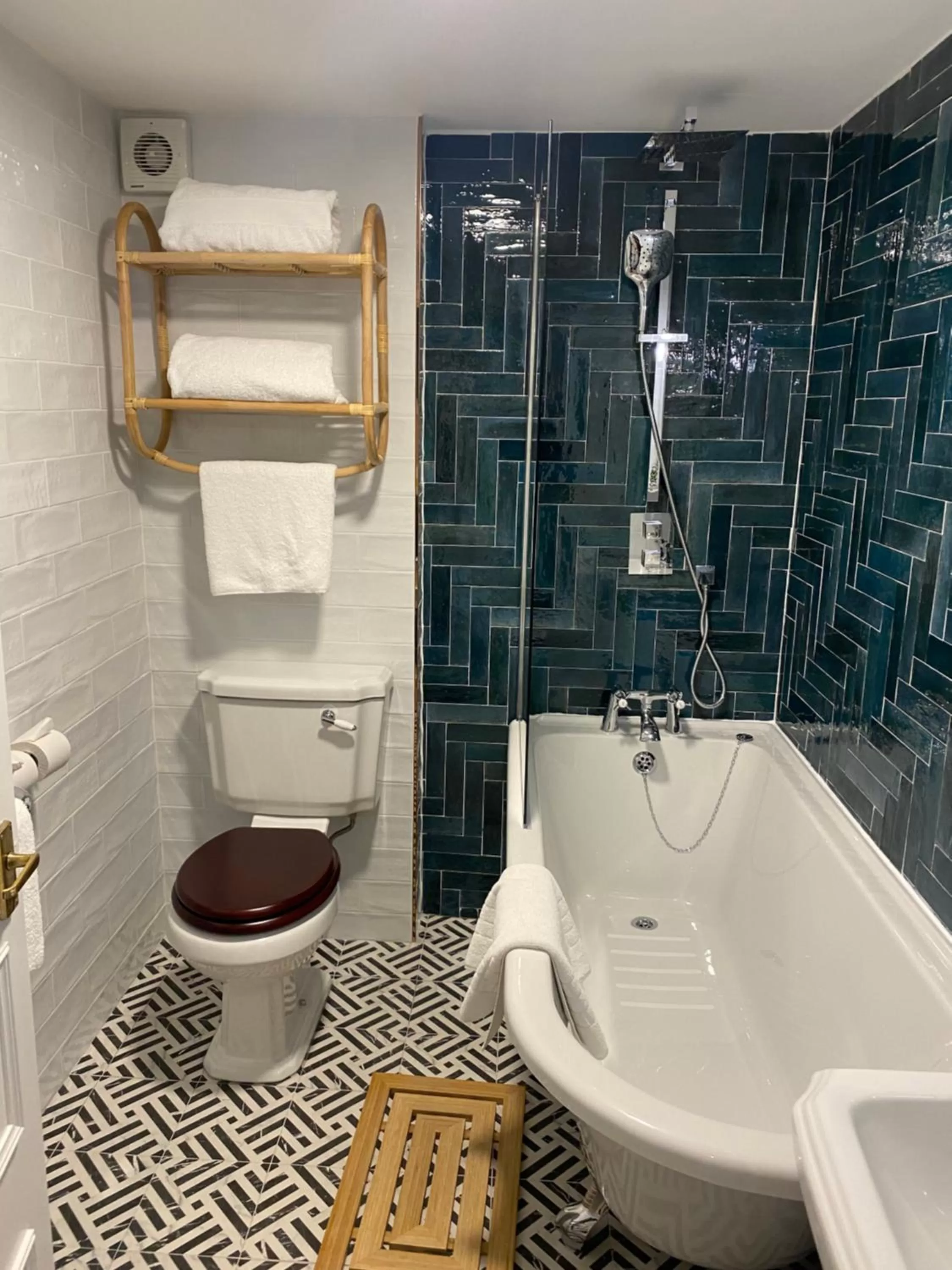 Bathroom in Hartford Hall on School Lane