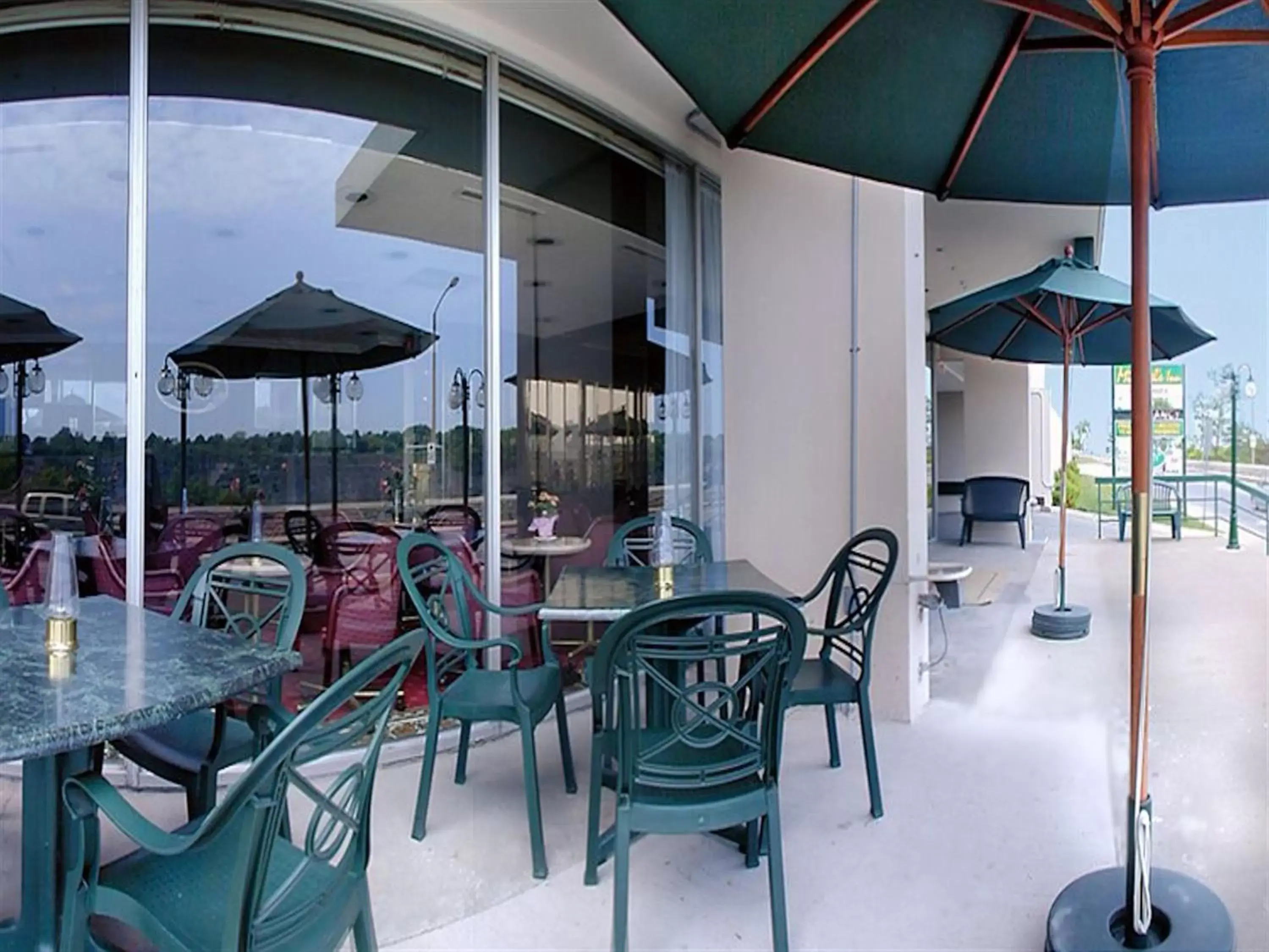 Balcony/Terrace, Restaurant/Places to Eat in Travelodge by Wyndham Niagara Falls Fallsview