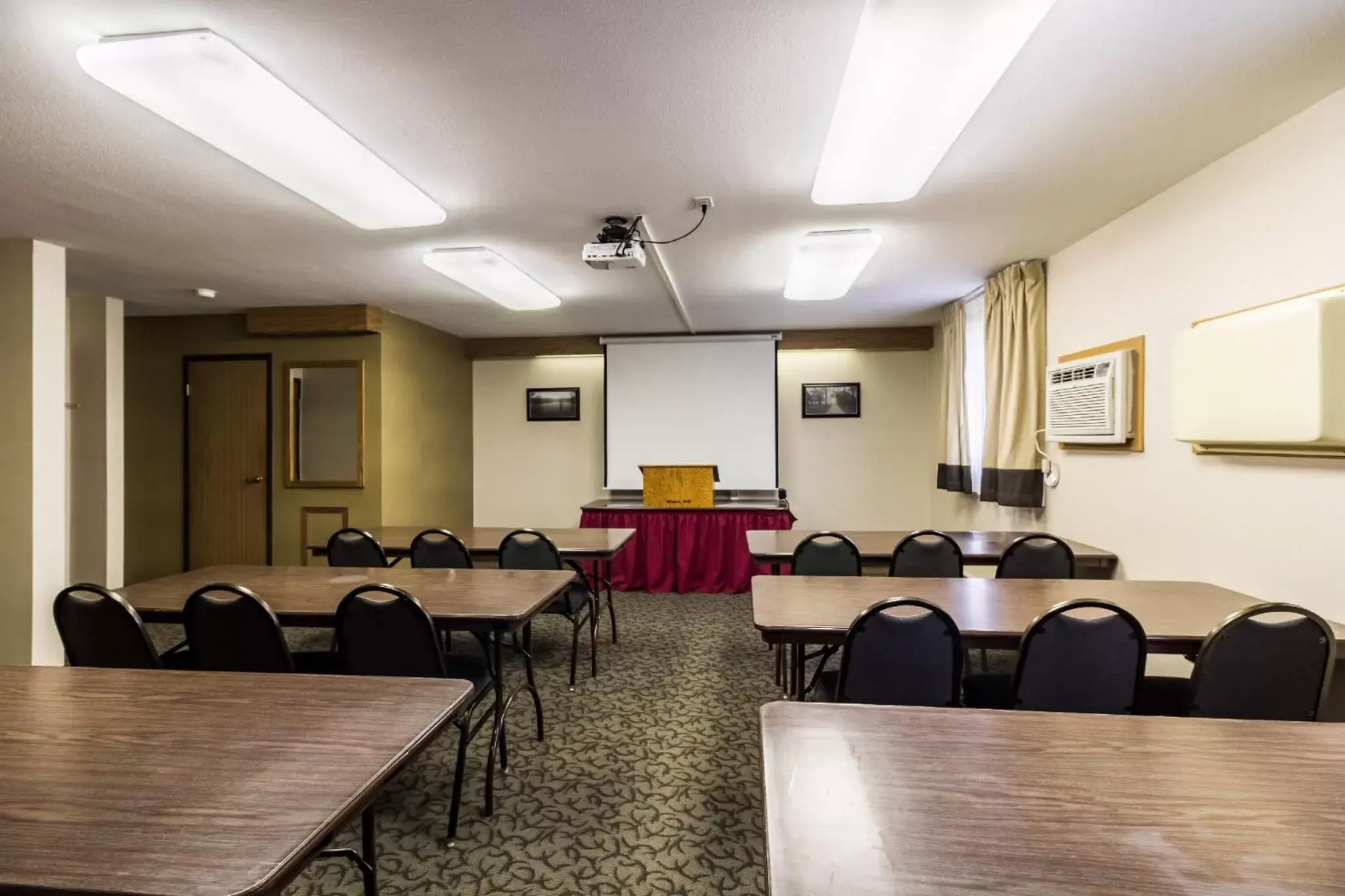 Meeting/conference room in Motel 6 Minot, ND