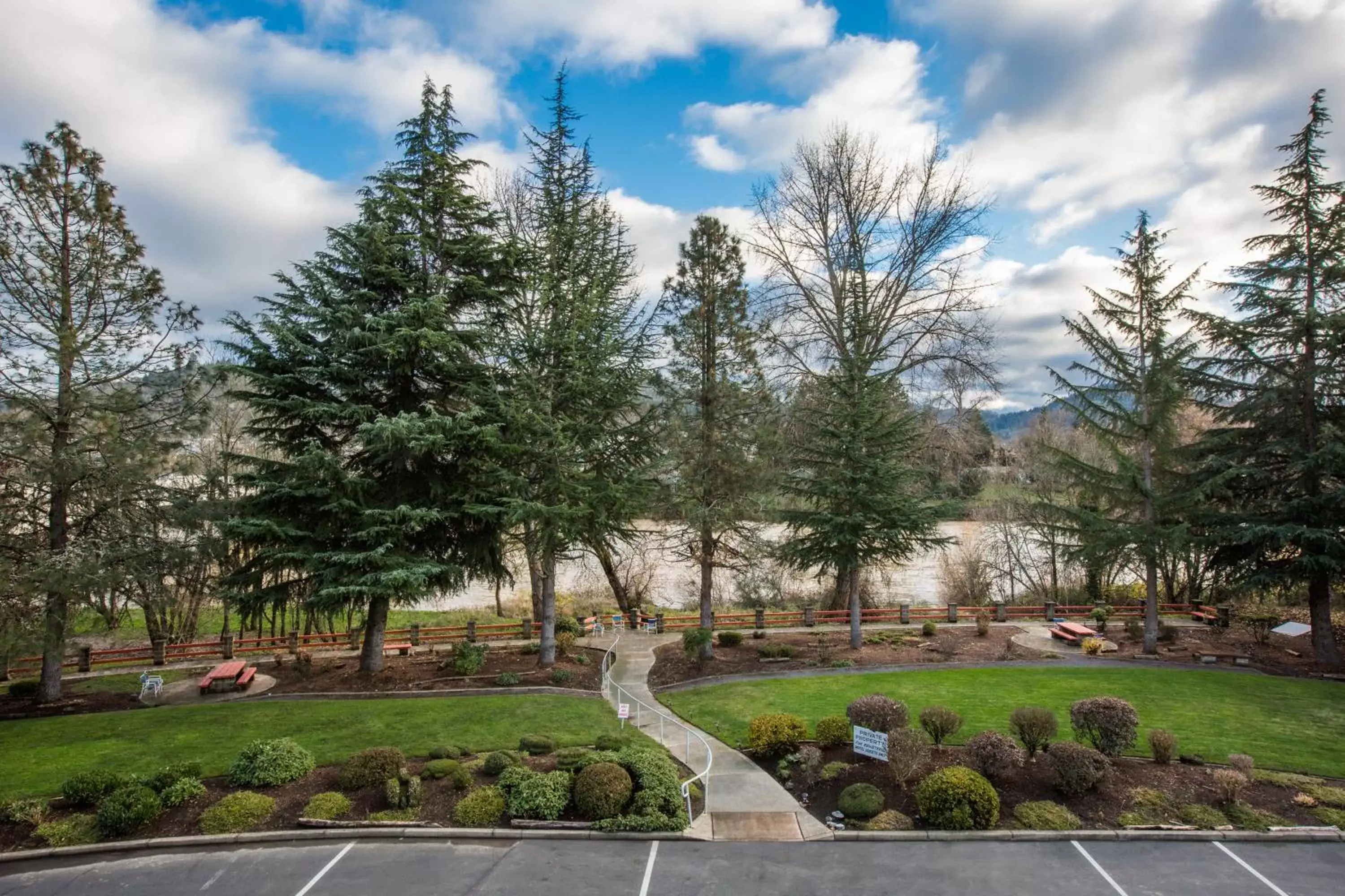 Garden view in Riverfront Inn Roseburg