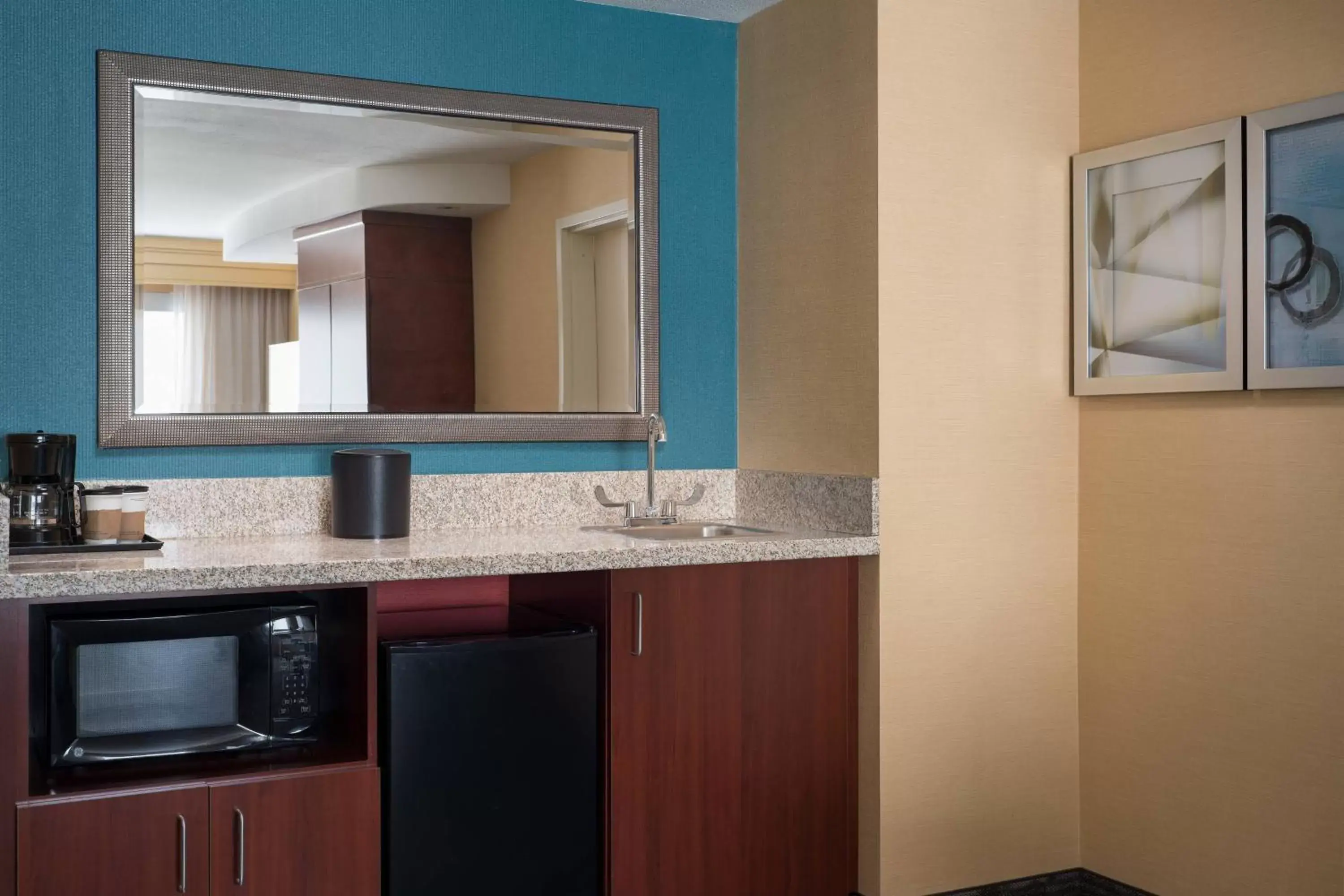 Bedroom, Kitchen/Kitchenette in Courtyard by Marriott Glenwood Springs