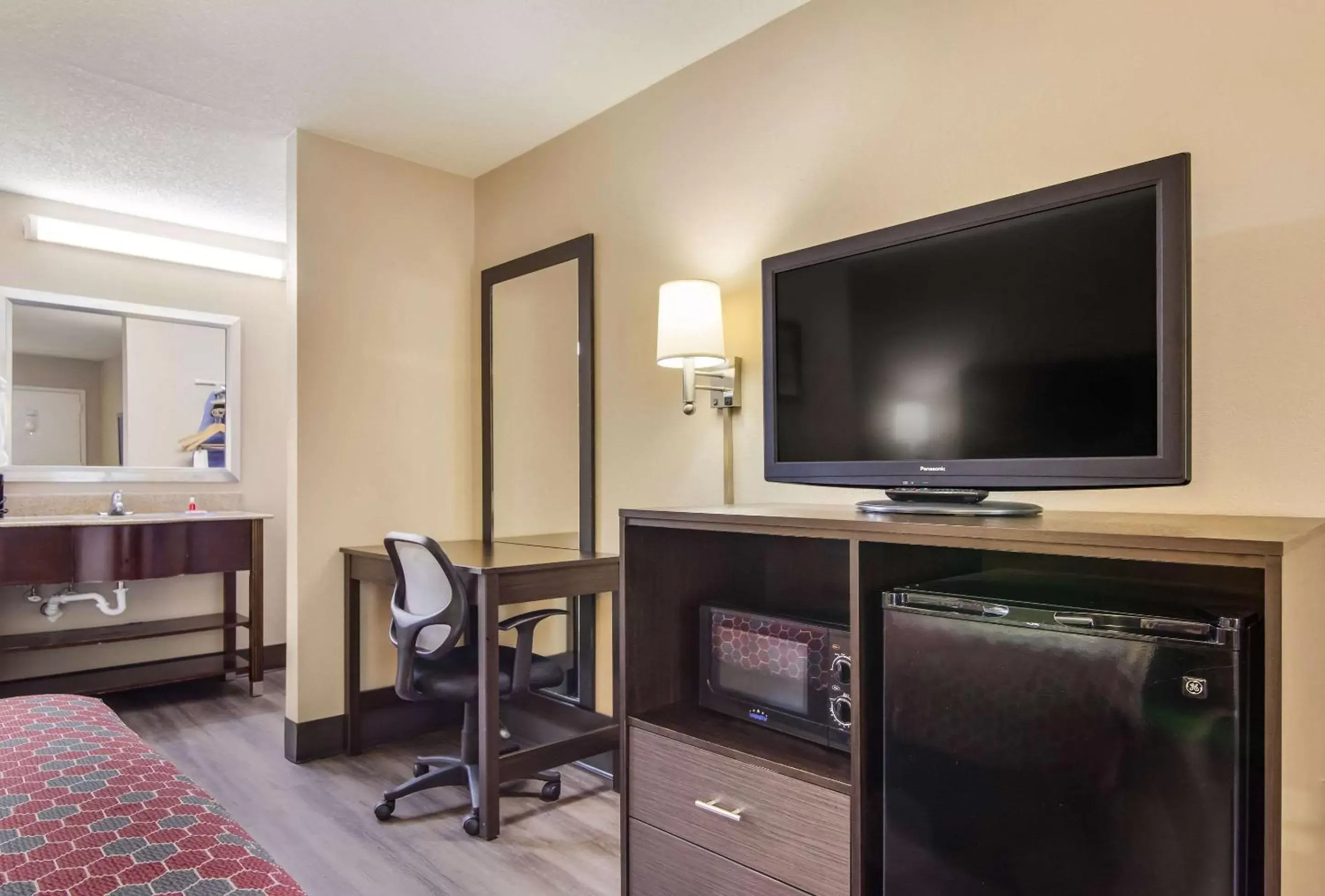 Photo of the whole room, TV/Entertainment Center in Econo Lodge South Garner