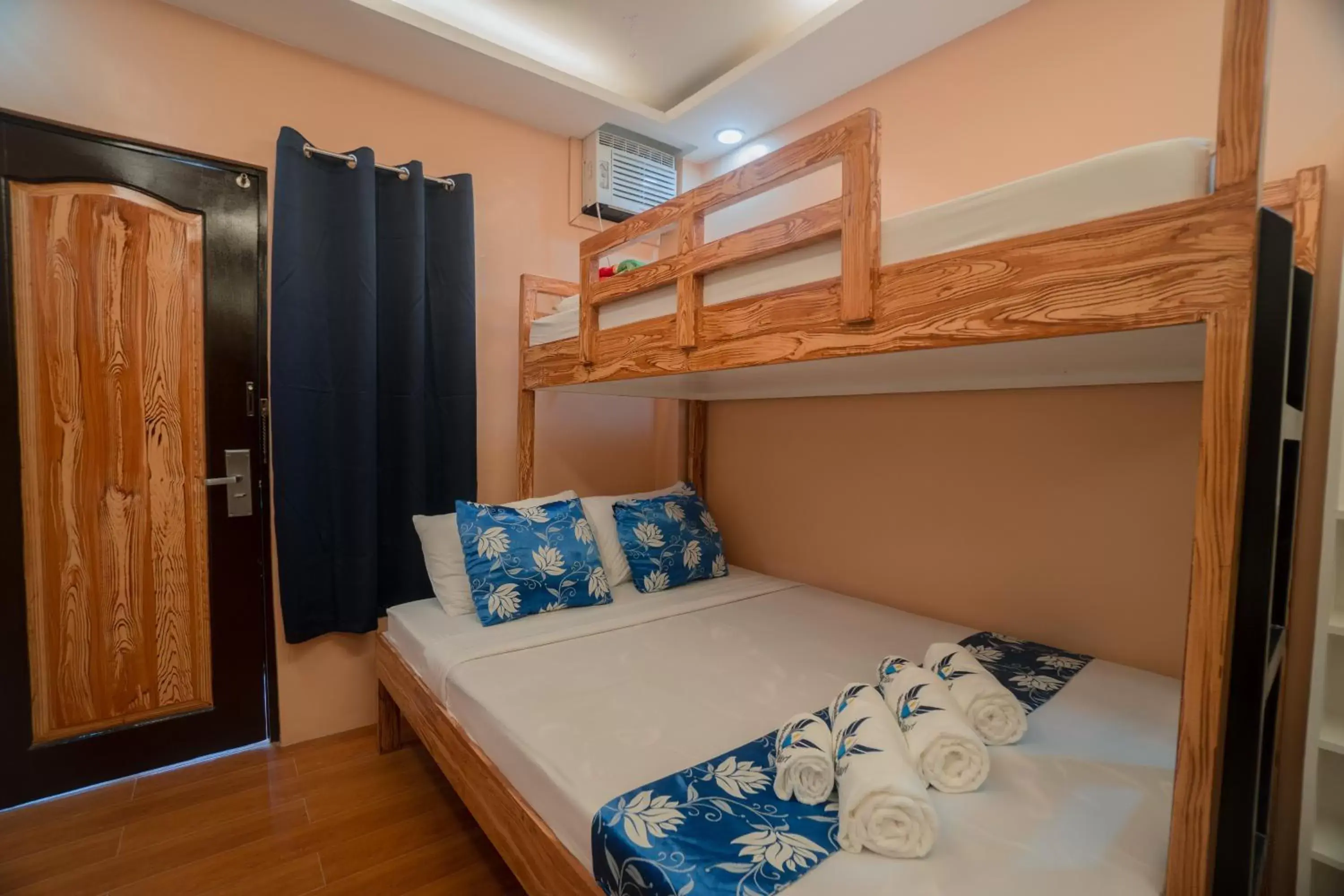 Bunk Bed in Skylodge Resort