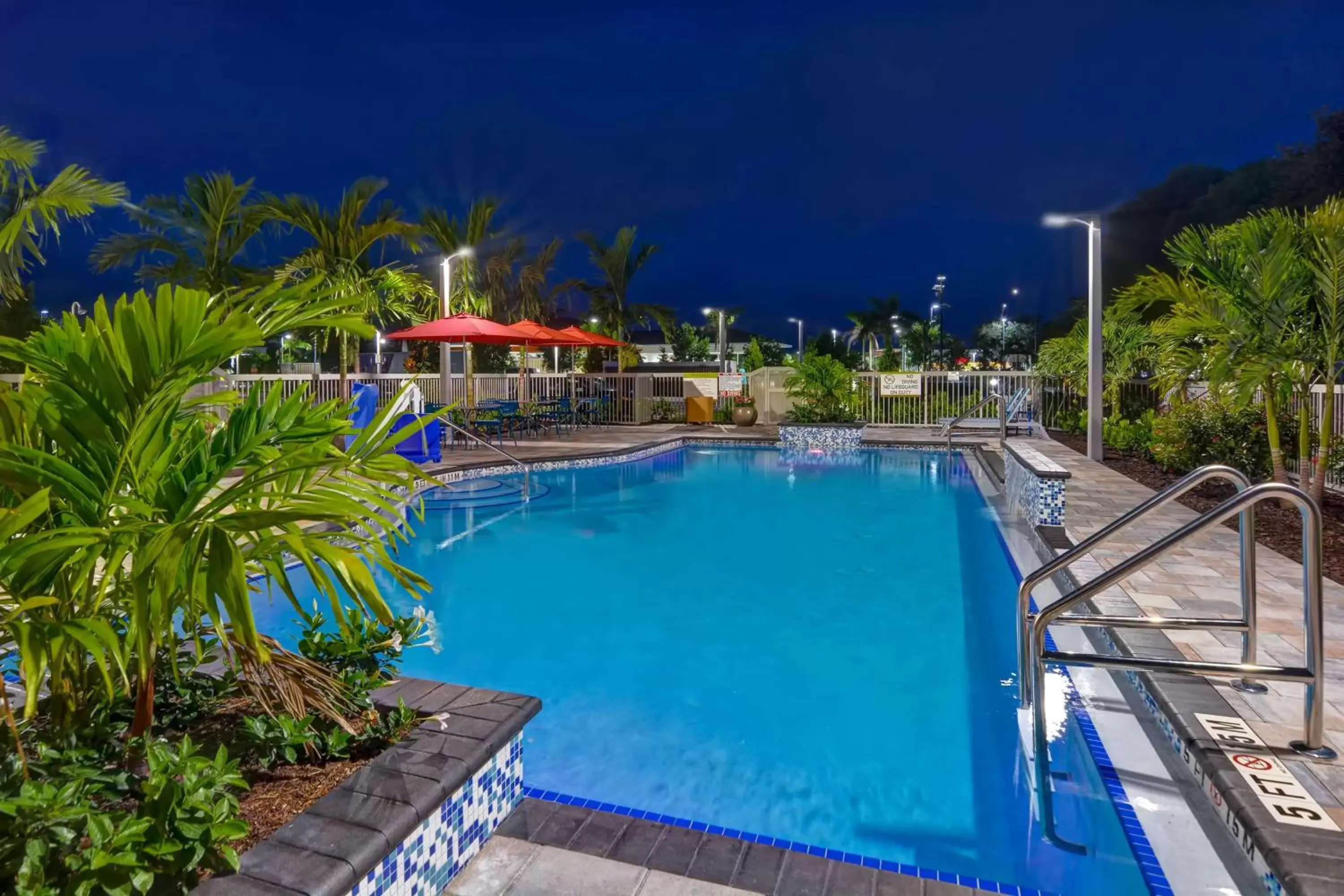 Property building, Swimming Pool in Home2 Suites By Hilton Naples I-75 Pine Ridge Road