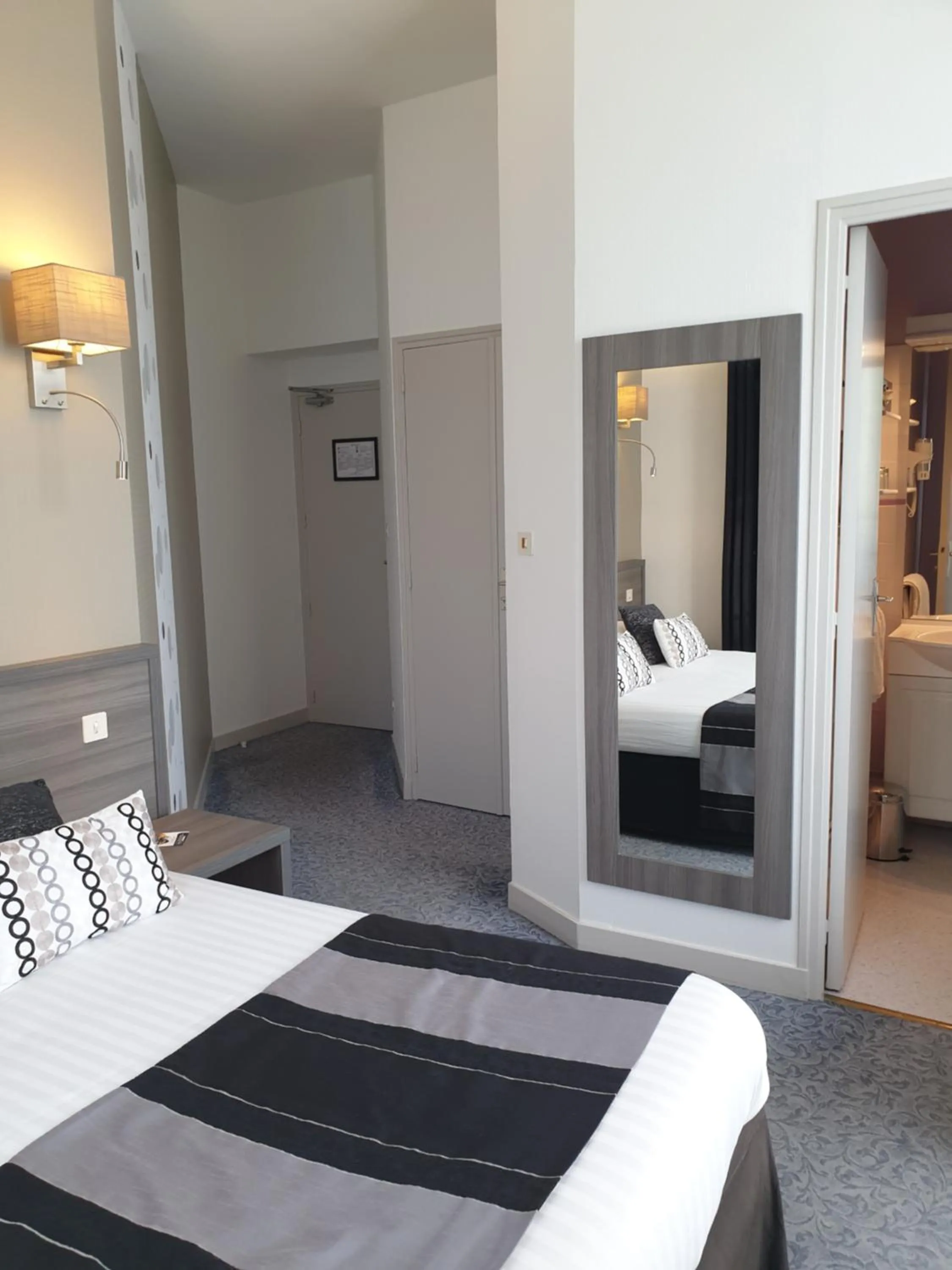 View (from property/room), Bed in Hôtel Le Rohan Charme et Caractère