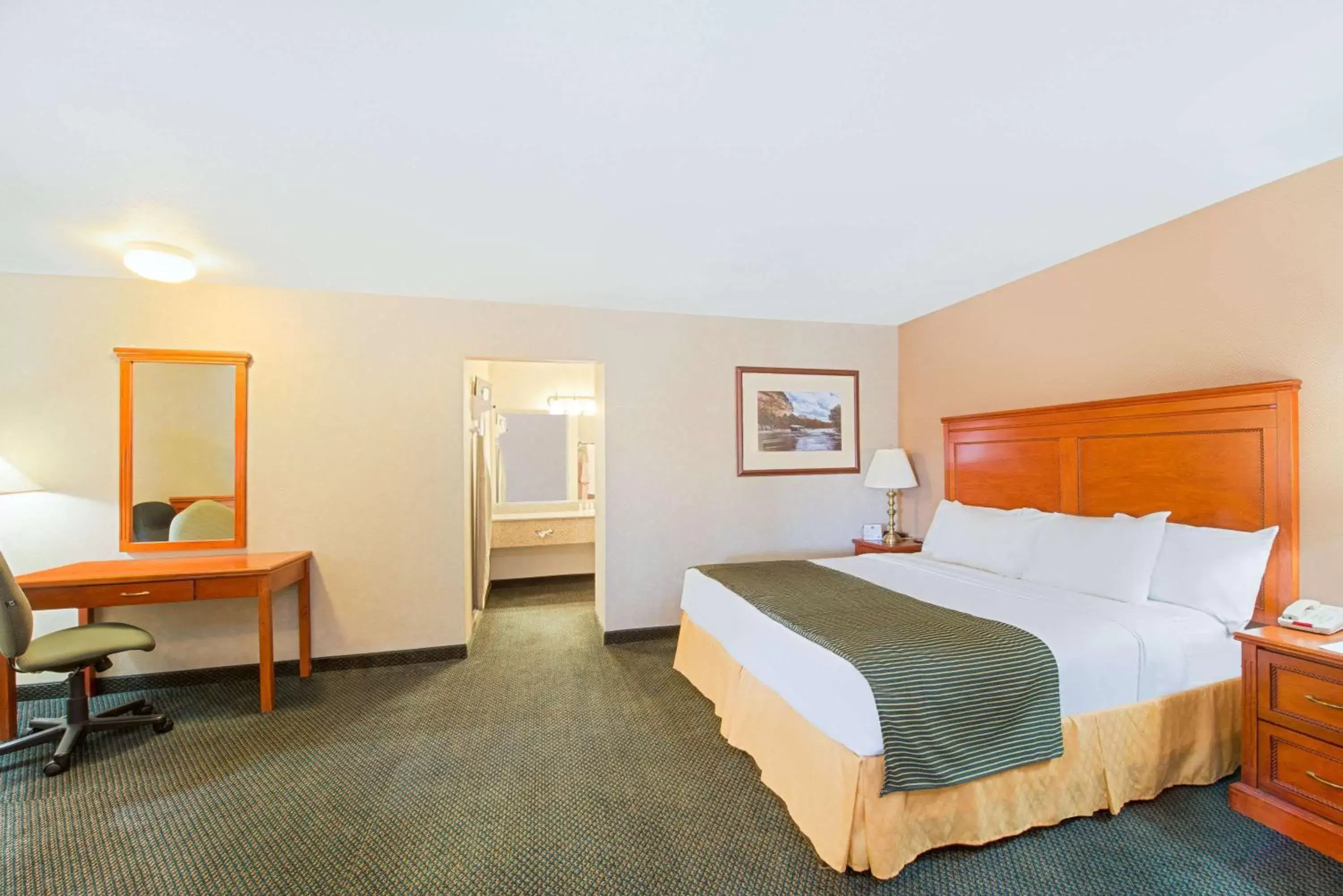 Photo of the whole room, Bed in Ramada by Wyndham Flagstaff East
