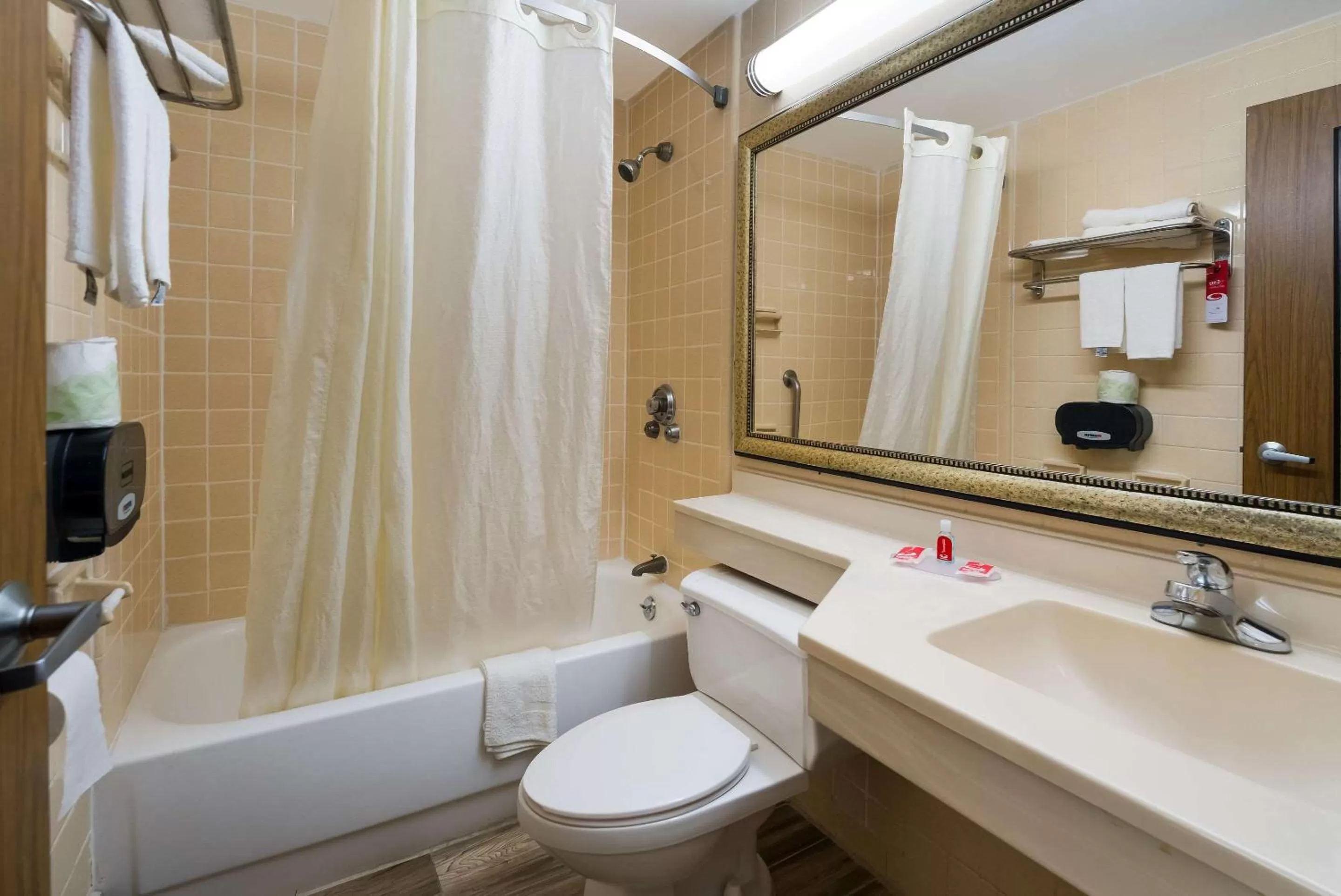 Bedroom in Econo Lodge - Perry National Fair Ground Area