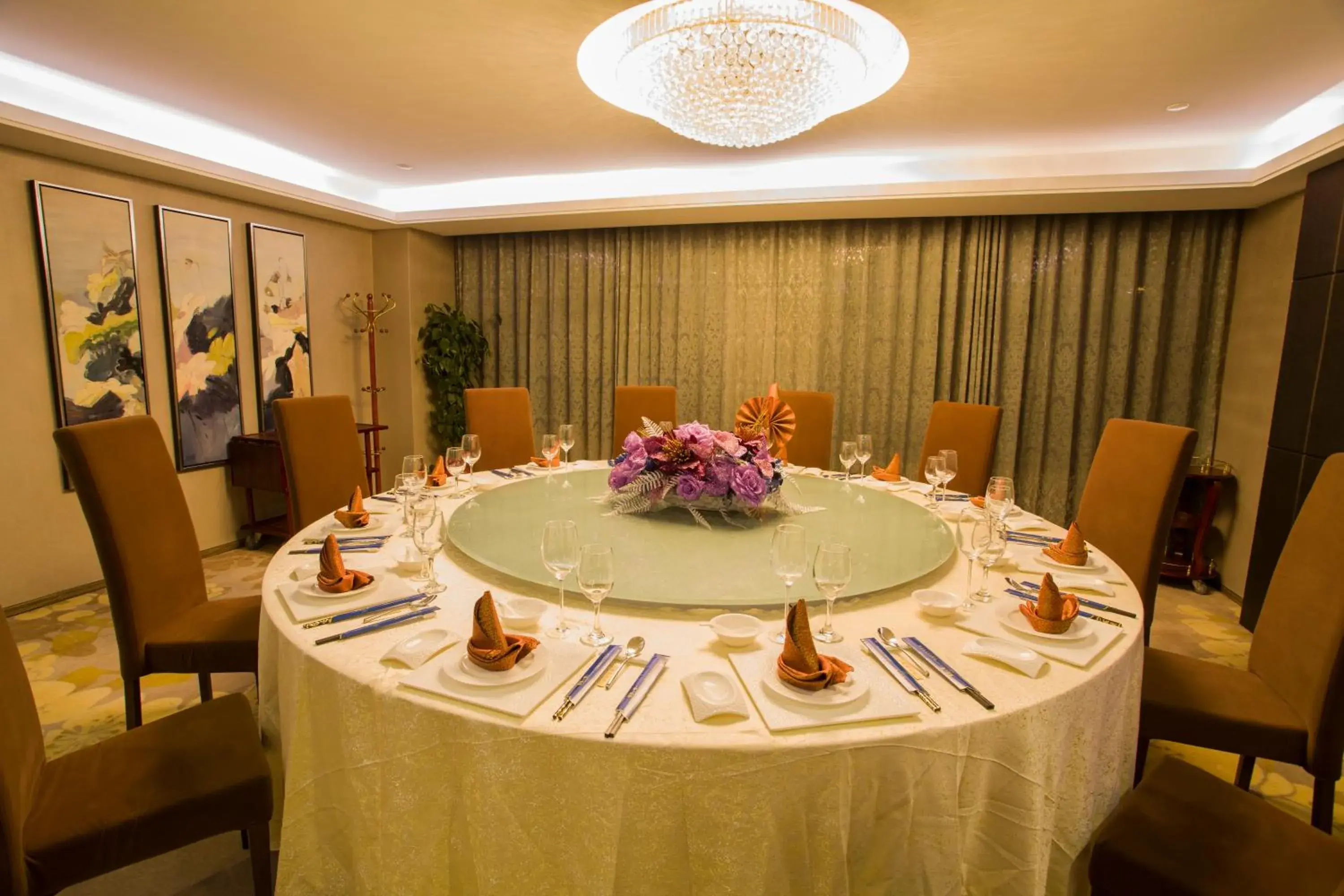 Restaurant/places to eat in La Perle International Hotel Restaurant/places to eat in La Perle International Hotel