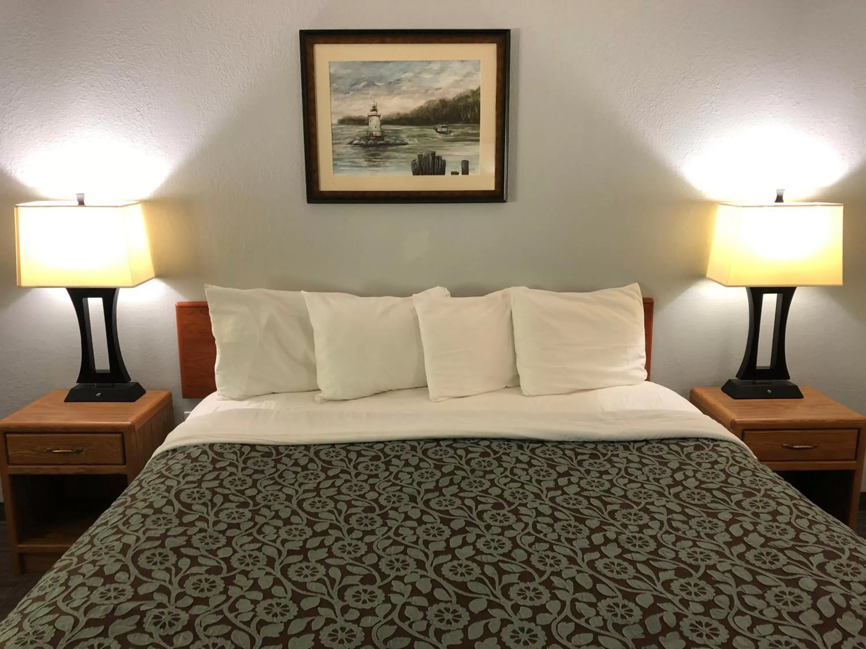 Bedroom, Bed in Days Inn by Wyndham Iron Mountain