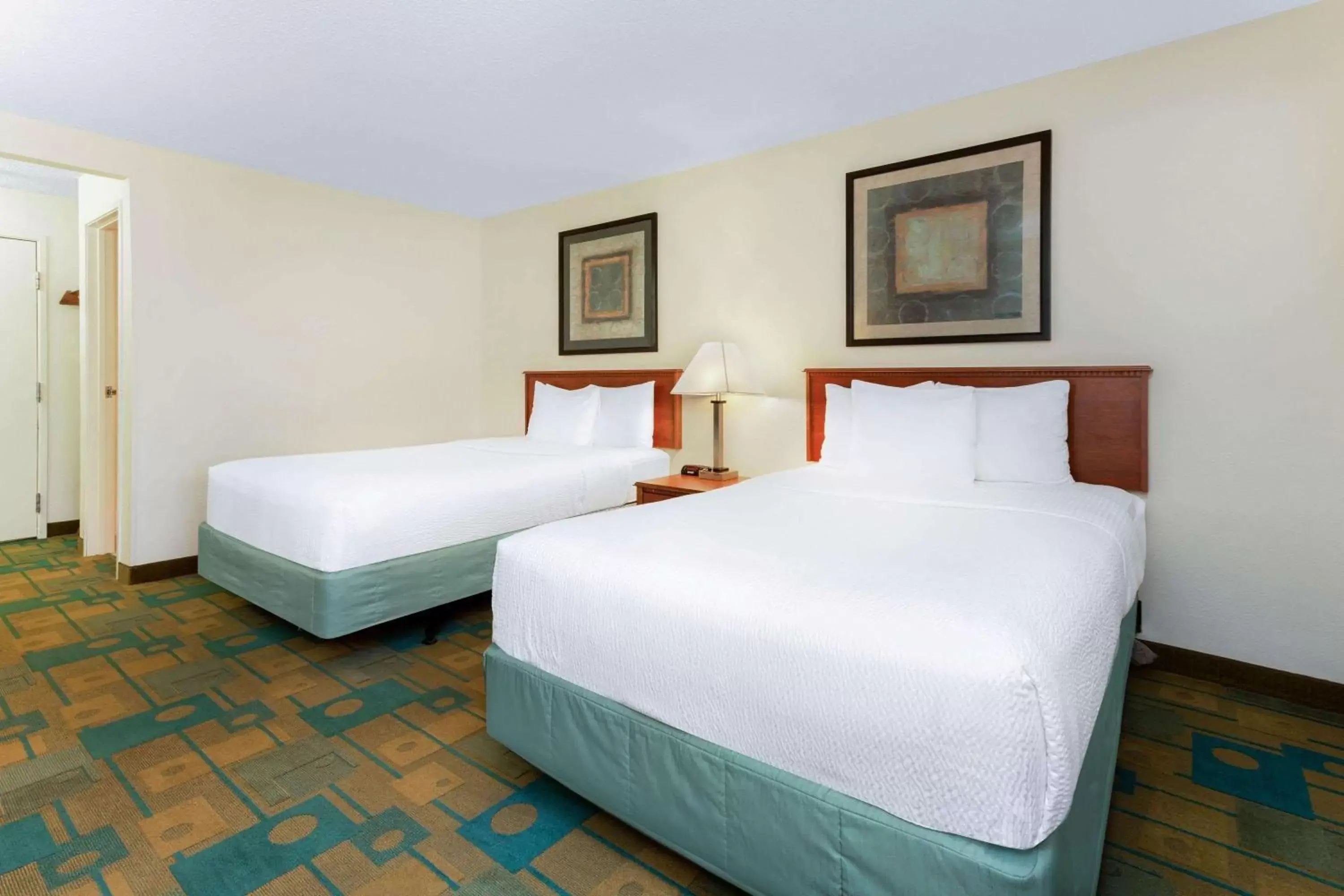 Photo of the whole room, Bed in La Quinta Inn by Wyndham Chicago Willowbrook