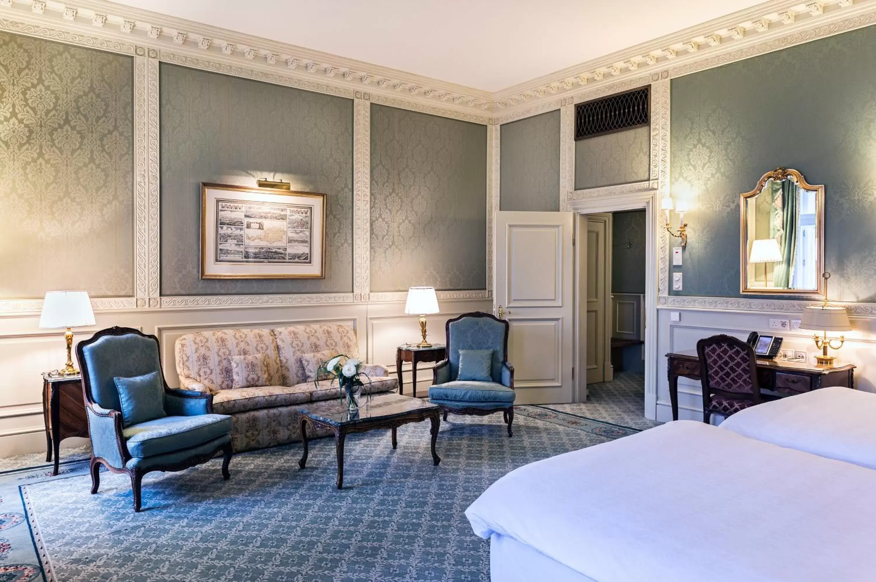 Photo of the whole room, Seating Area in Grand Hotel Wien