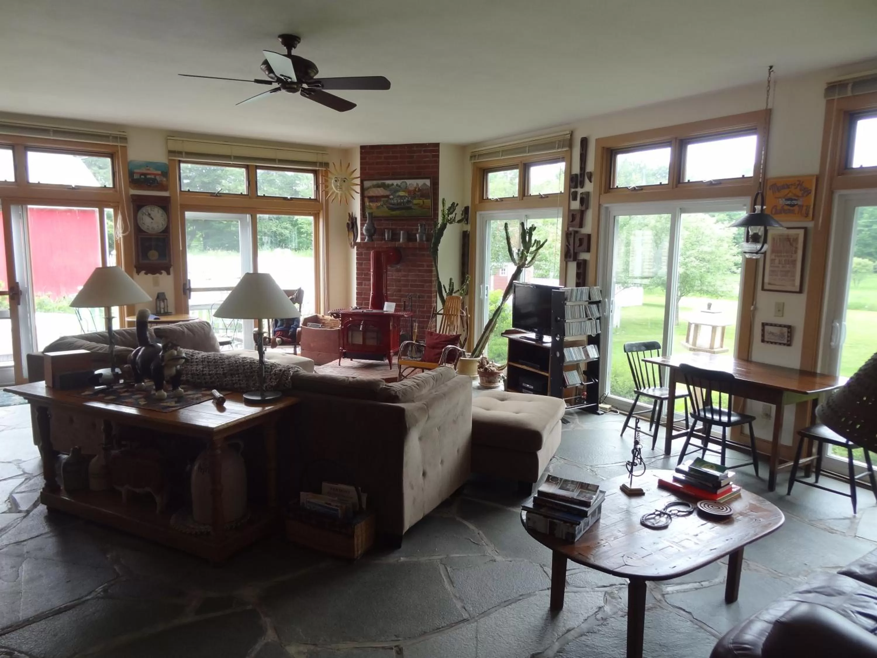 Communal lounge/ TV room in Inn at Buck Hollow Farm