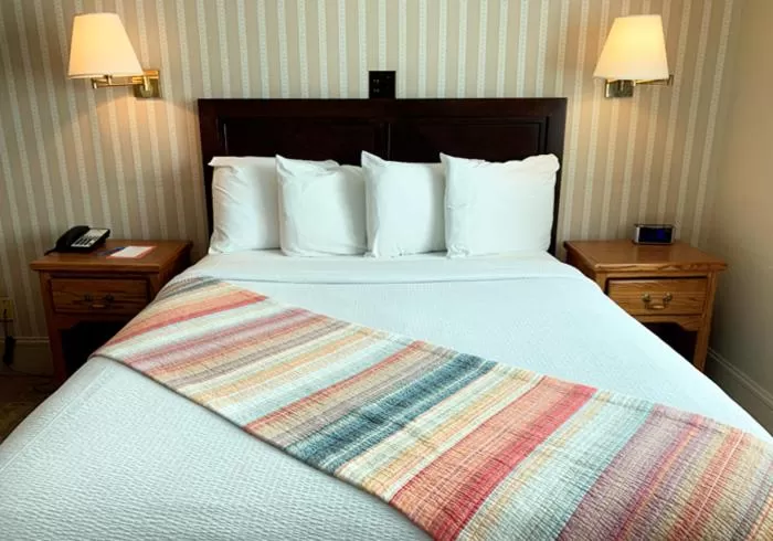 Bed in Coachman Inn Oak Harbor