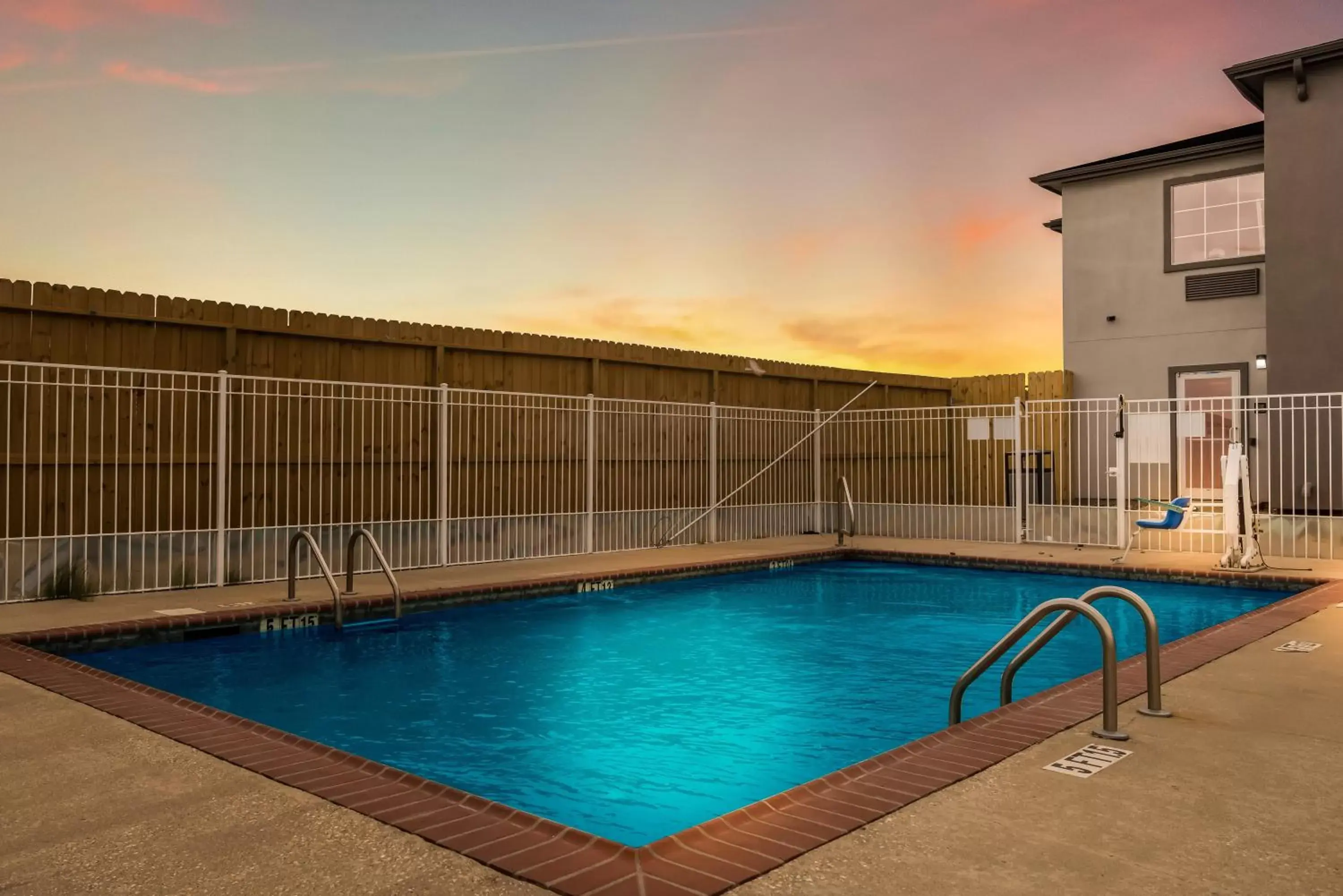 Swimming Pool in Red Roof Inn & Suites Lake Charles